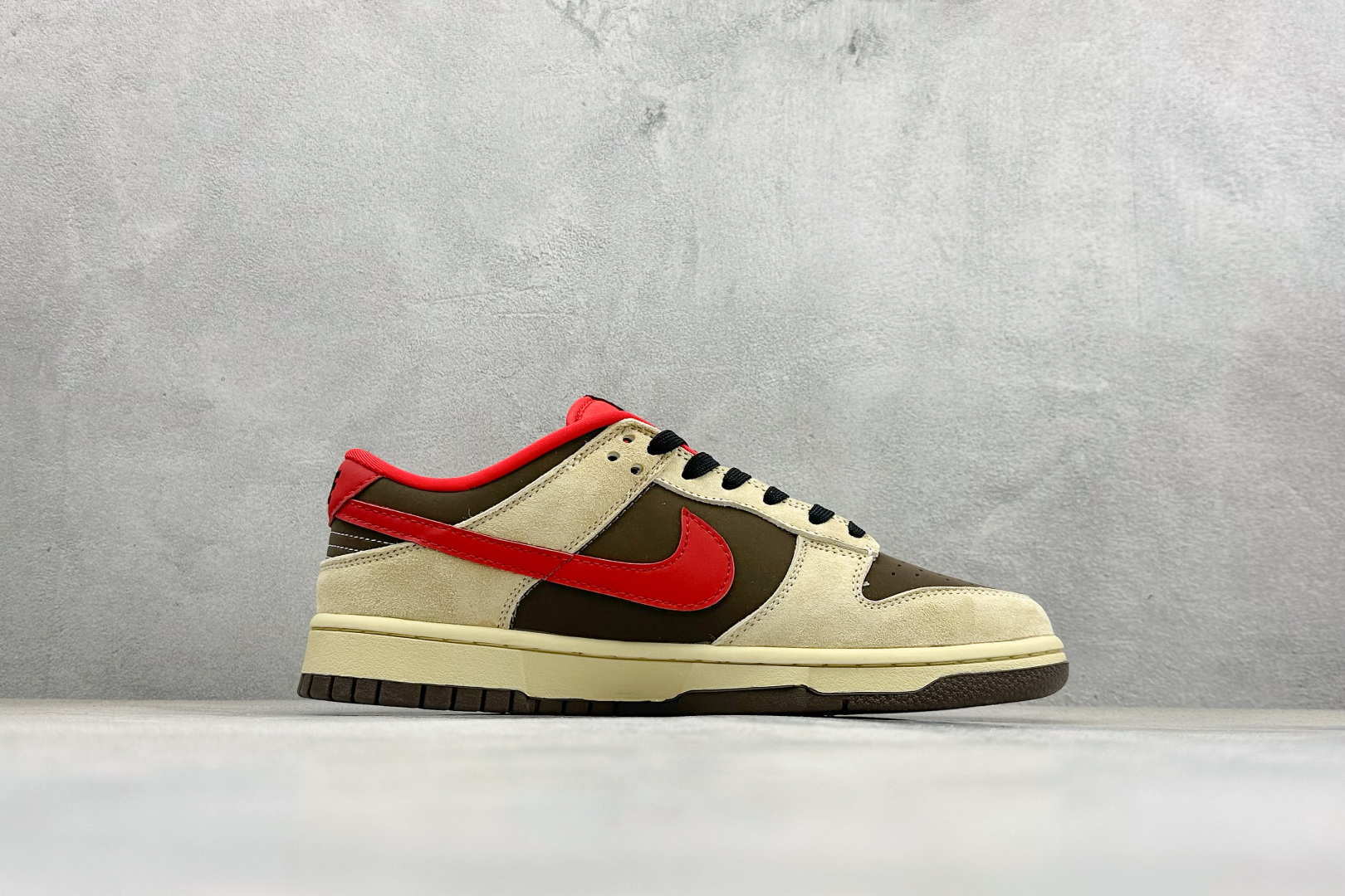 Nike SB Dunk Low“马年联名限定------深棕红勾”鞋身刺绣马上有钱 金色小马挂饰 TX1688-022