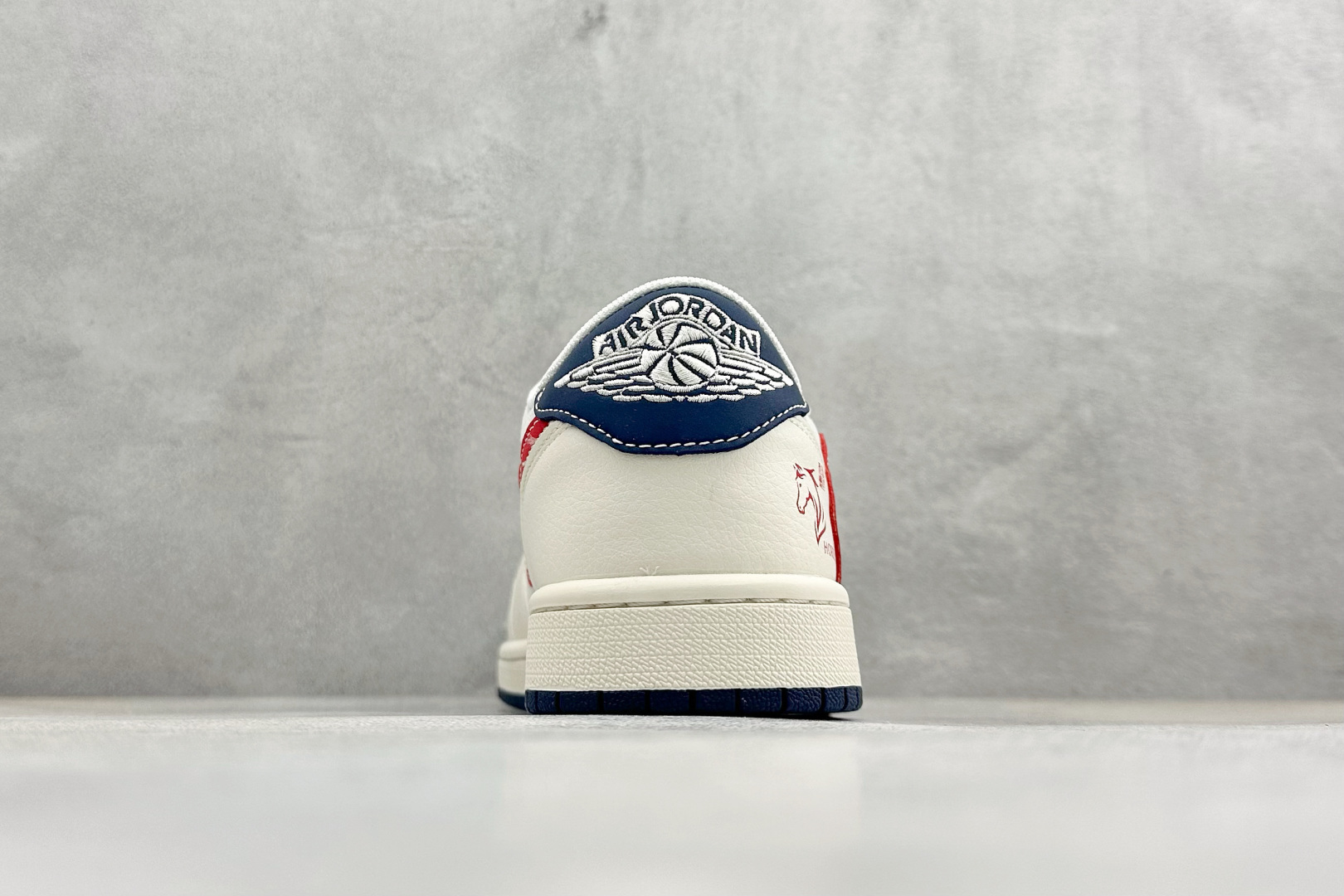 260 Air Jordan 1 Low AJ1 乔1 马年限定 高端定制 低帮倒钩复古篮球鞋 ZH2598-905-Chinese UA Cheap High Quatity Brand Clothes Bags handbags Sneakers wholesale wholesaler seller from China Factory suppliers Fashion Clothing Shoes best Quality Beautiful Price 260 Air Jordan 1 Low AJ1 乔1 马年限定 高端定制 低帮倒钩复古篮球鞋 ZH2598-905