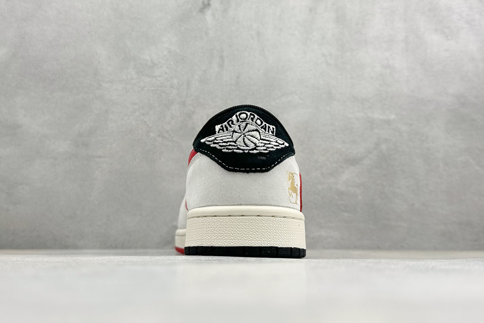 Air Jordan 1 Low AJ1 乔1 马年限定 高端定制 低帮倒钩复古篮球鞋 SD6868-130 Air Jordan 1 Low AJ1 乔1 马年限定 高端定制 低帮倒钩复古篮球鞋 SD6868-130