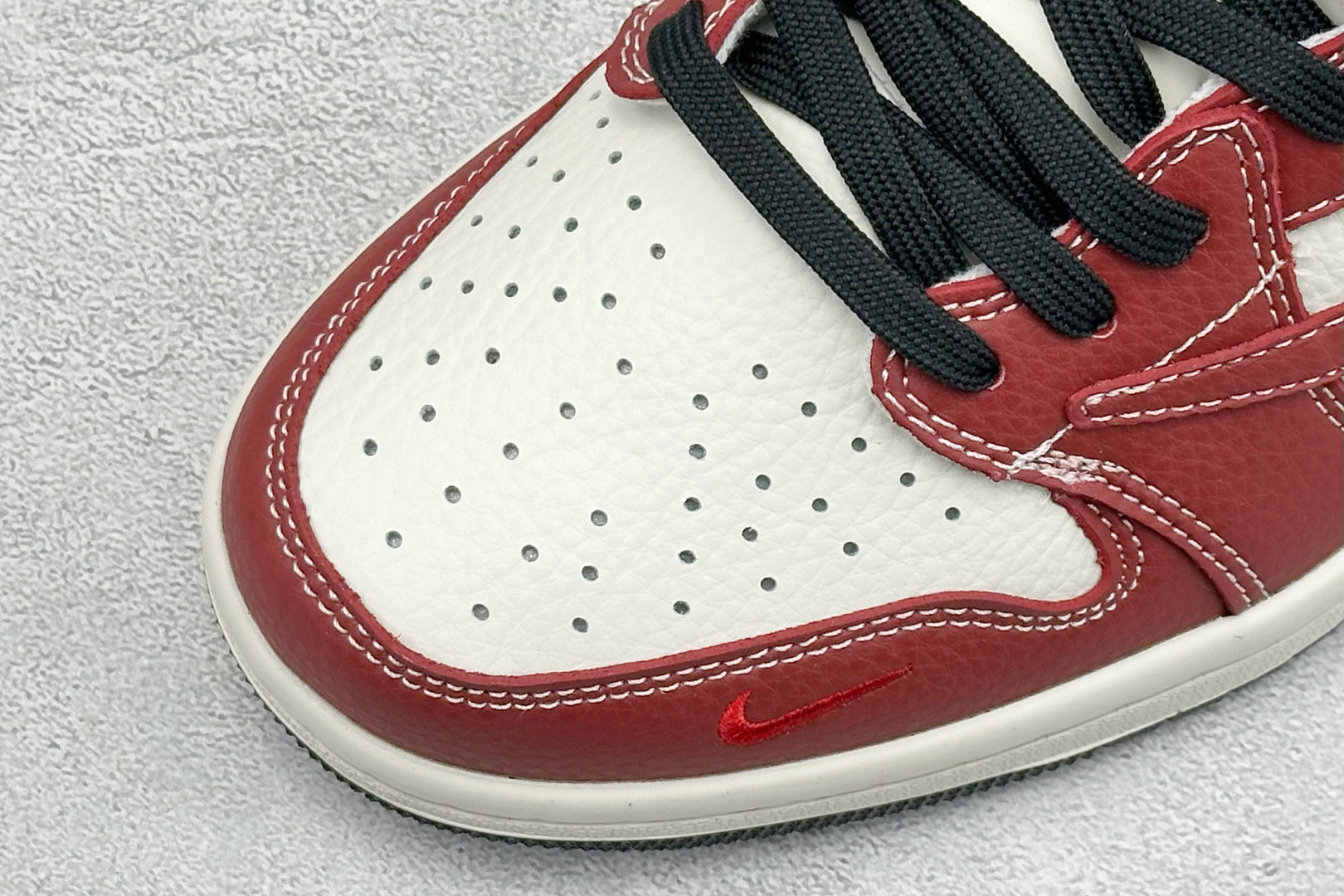 SC版Travis Scott x Fragment Design x Air Jordan 1 Low SP AJ1 乔1马年限定 白红绘影 低帮文化休闲板鞋 NH0601-065 SC版Travis Scott x Fragment Design x Air Jordan 1 Low SP AJ1 乔1马年限定 白红绘影 低帮文化休闲板鞋 NH0601-065
