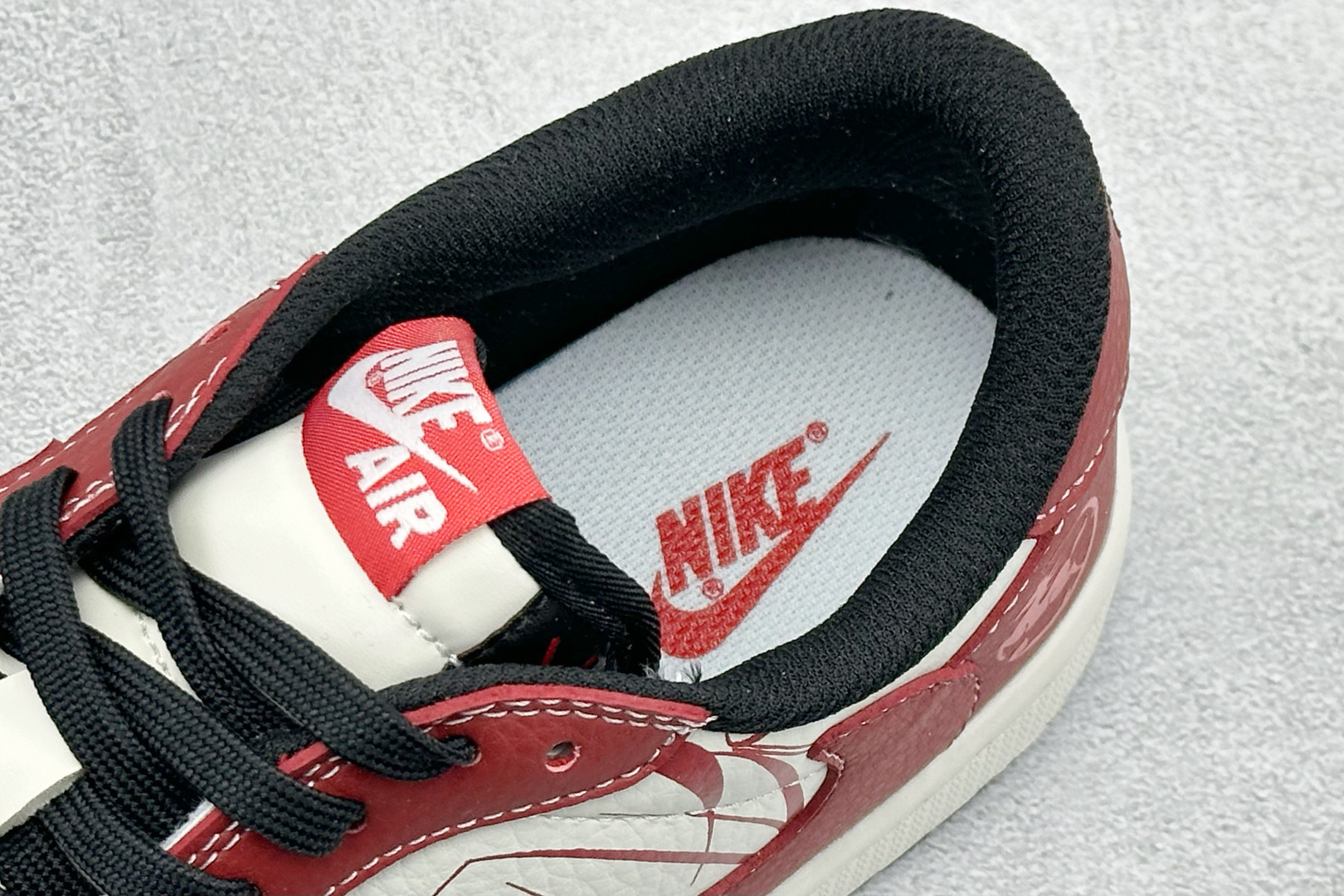 SC版Travis Scott x Fragment Design x Air Jordan 1 Low SP AJ1 乔1马年限定 白红绘影 低帮文化休闲板鞋 NH0601-065 SC版Travis Scott x Fragment Design x Air Jordan 1 Low SP AJ1 乔1马年限定 白红绘影 低帮文化休闲板鞋 NH0601-065