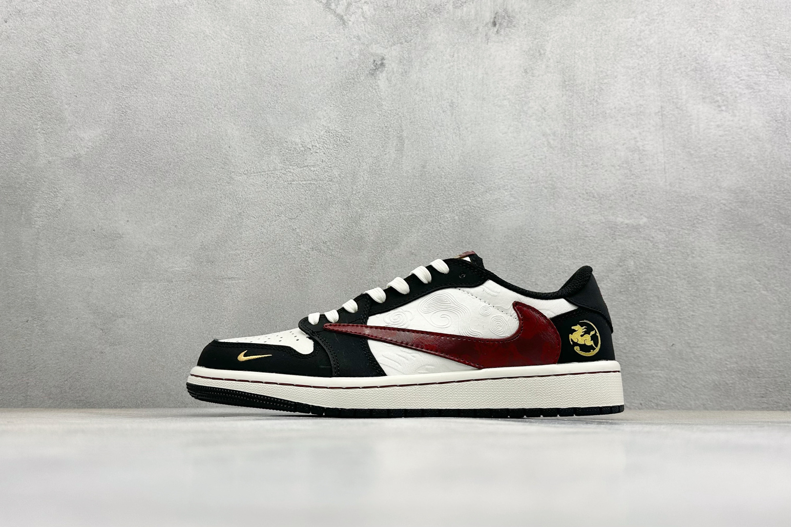 280 SC版Travis Scott x Fragment Design x Air Jordan 1 Low SP AJ1 乔1马年限定 黑白朱金 低帮文化休闲板鞋 NH0601-060-Chinese UA Cheap High Quatity Brand Clothes Bags handbags Sneakers wholesale wholesaler seller from China Factory suppliers Fashion Clothing Shoes best Quality Beautiful Price 280 SC版Travis Scott x Fragment Design x Air Jordan 1 Low SP AJ1 乔1马年限定 黑白朱金 低帮文化休闲板鞋 NH0601-060