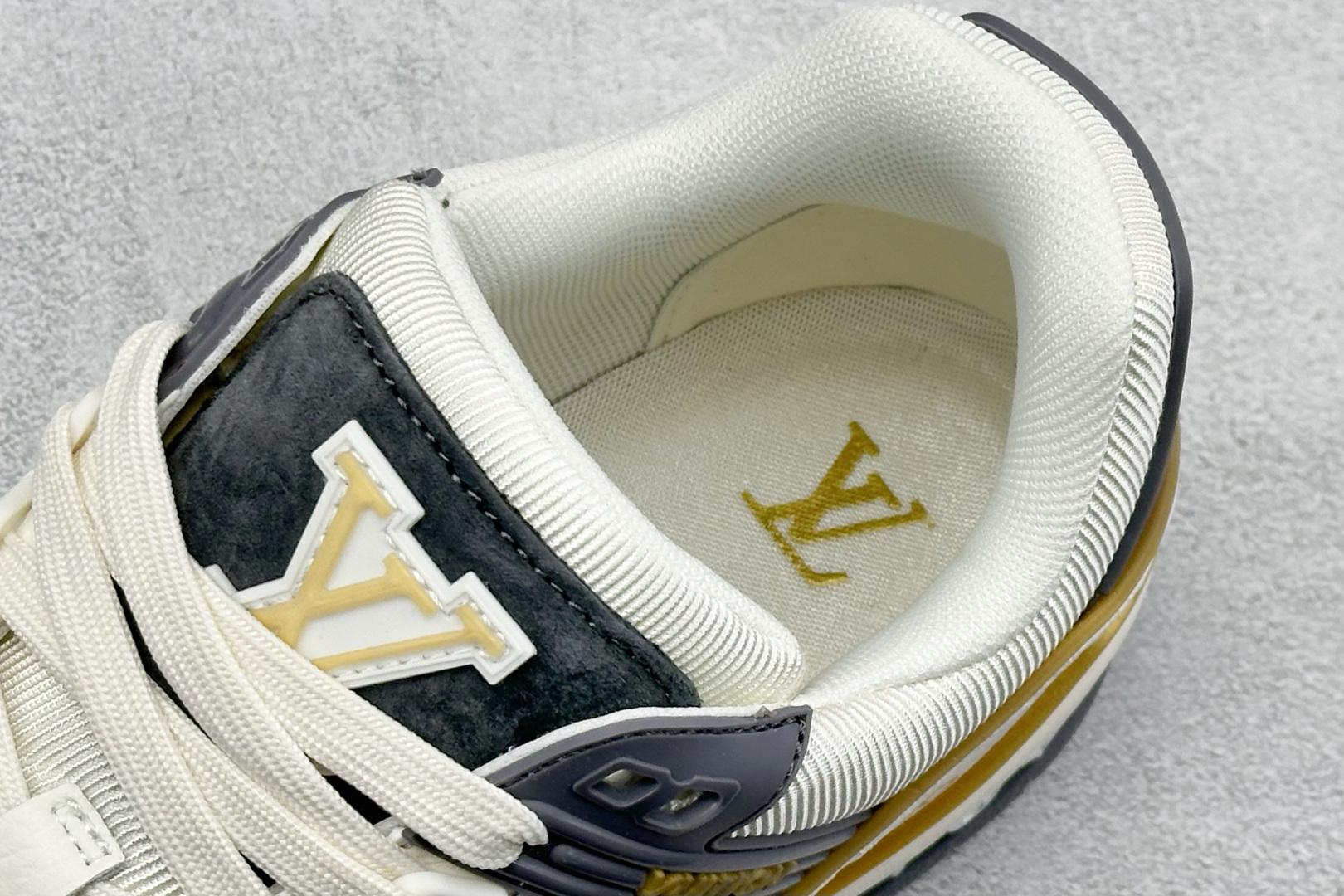 LV TRAINER 实穿性于一体的奢牌板鞋 2A8DM16VL LV TRAINER 实穿性于一体的奢牌板鞋 2A8DM16VL