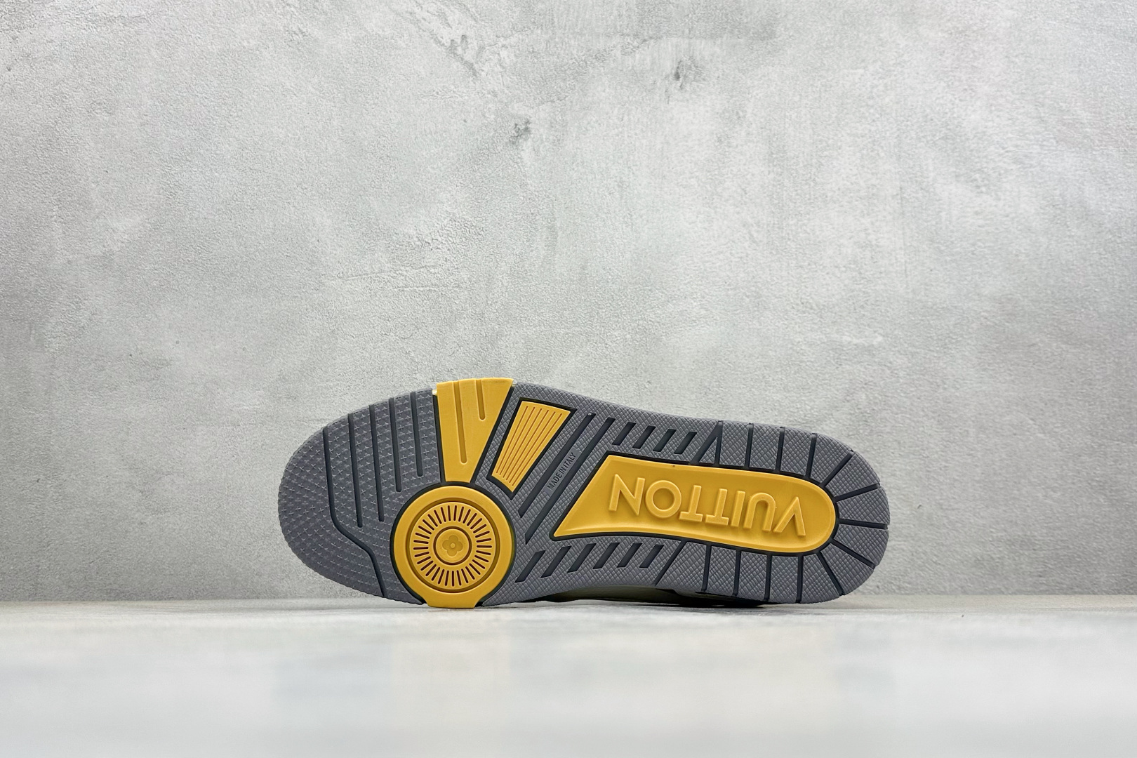LV TRAINER 实穿性于一体的奢牌板鞋 2A8DM16VL LV TRAINER 实穿性于一体的奢牌板鞋 2A8DM16VL