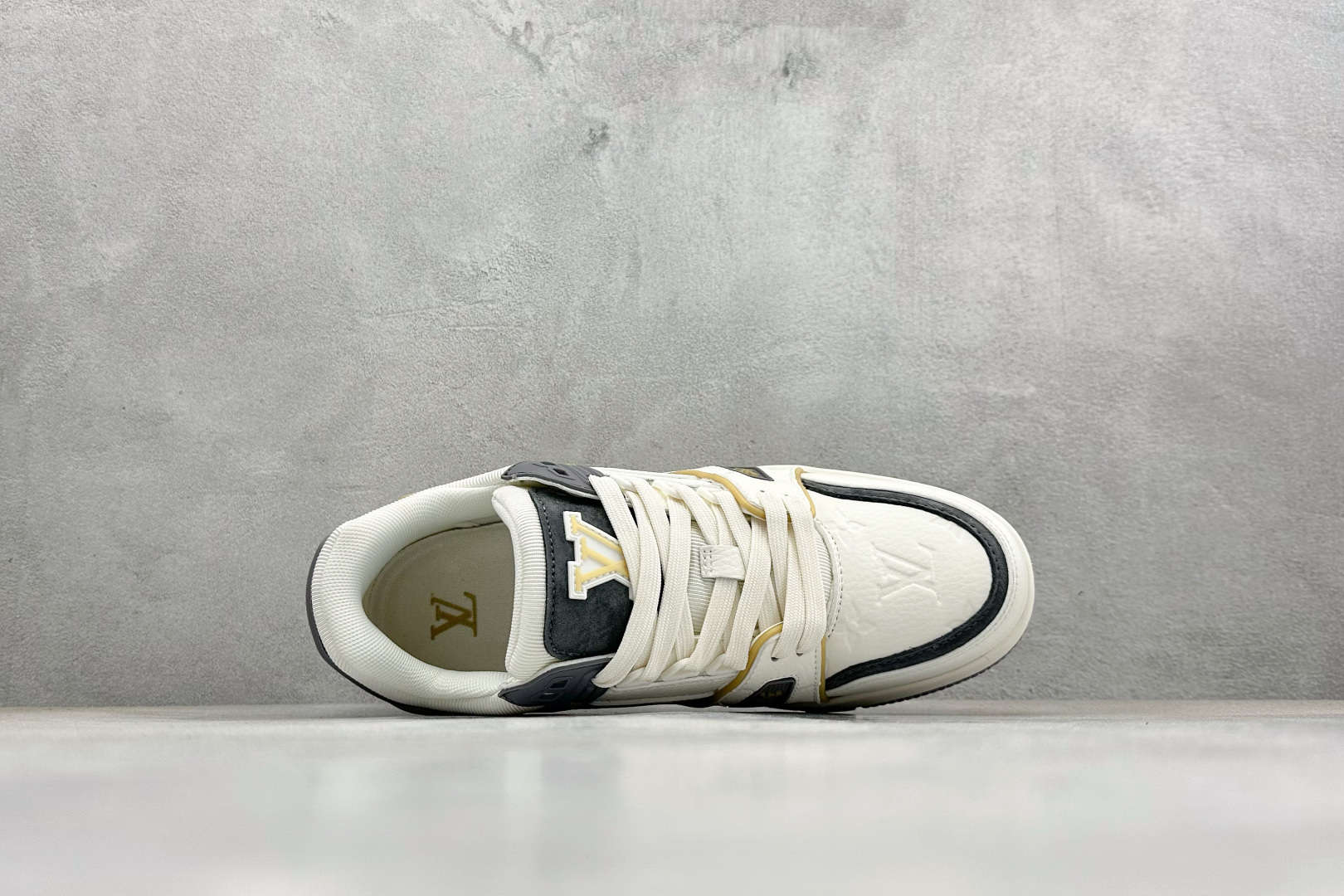 LV TRAINER 实穿性于一体的奢牌板鞋 2A8DM16VL LV TRAINER 实穿性于一体的奢牌板鞋 2A8DM16VL