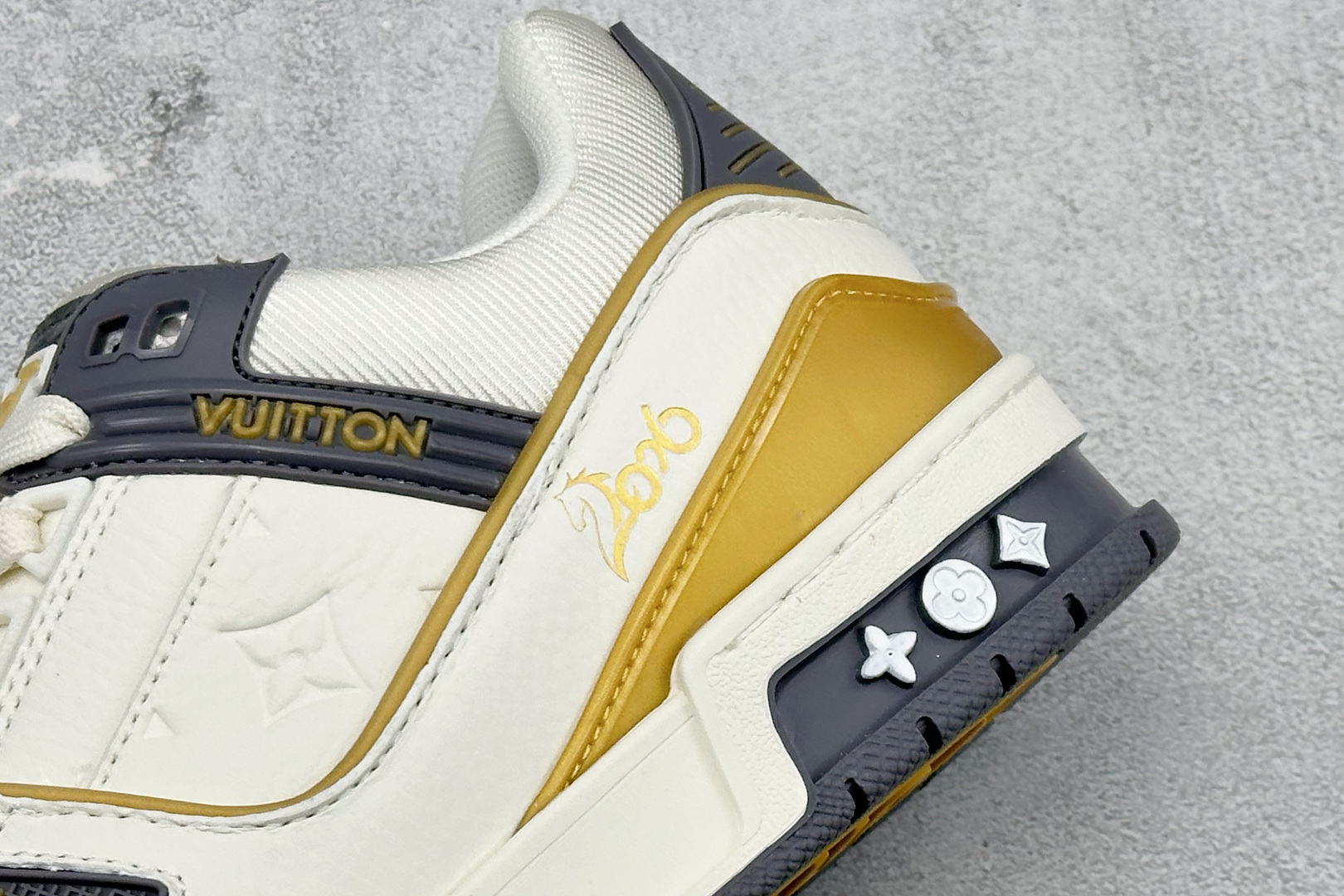 LV TRAINER 实穿性于一体的奢牌板鞋 2A8DM16VL LV TRAINER 实穿性于一体的奢牌板鞋 2A8DM16VL
