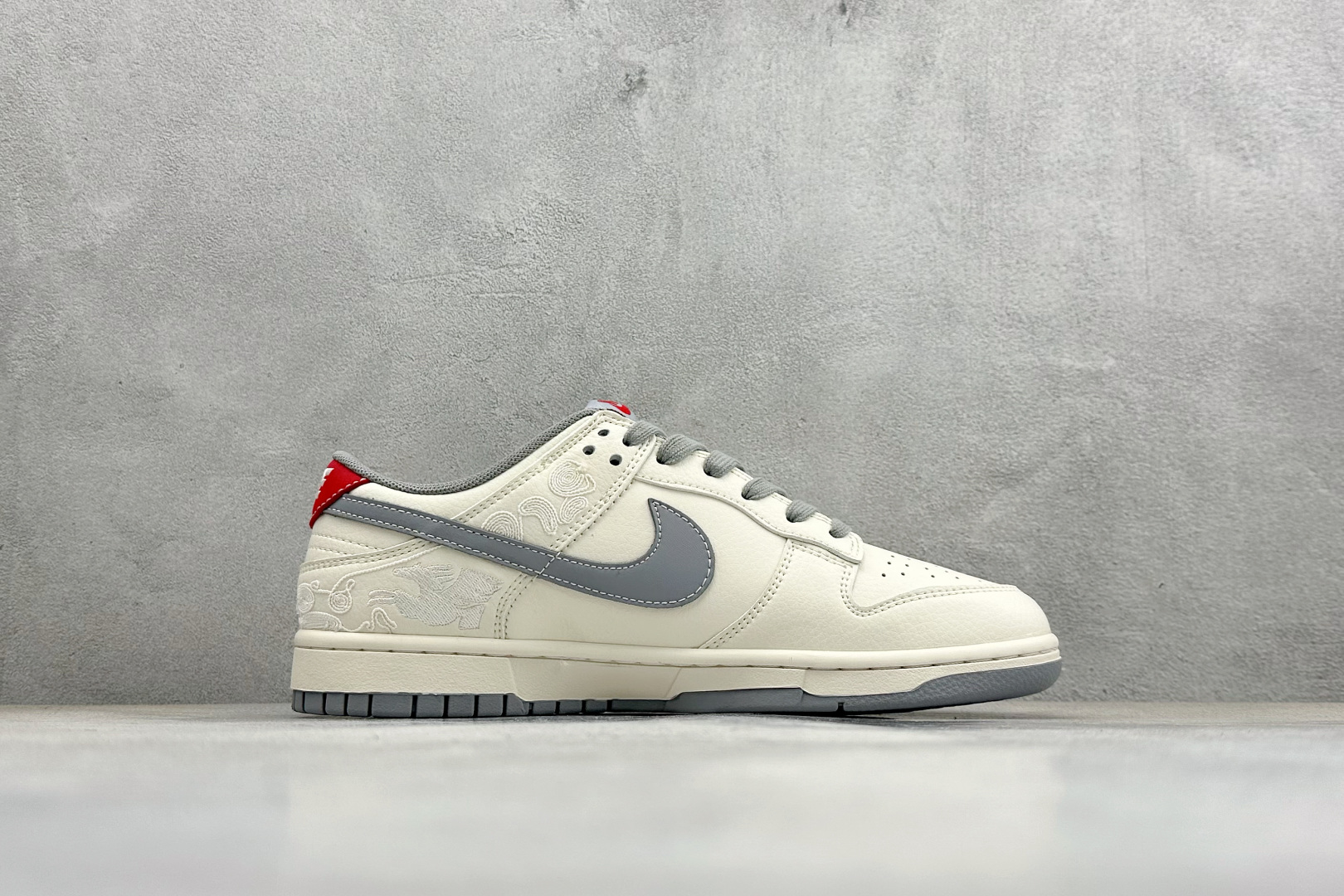 280 Nike SB Dunk Low 马年限定 白灰中国风 高端定制 低帮休闲滑板鞋 FF9989-024-Chinese UA Cheap High Quatity Brand Clothes Bags handbags Sneakers wholesale wholesaler seller from China Factory suppliers Fashion Clothing Shoes best Quality Beautiful Price 280 Nike SB Dunk Low 马年限定 白灰中国风 高端定制 低帮休闲滑板鞋 FF9989-024