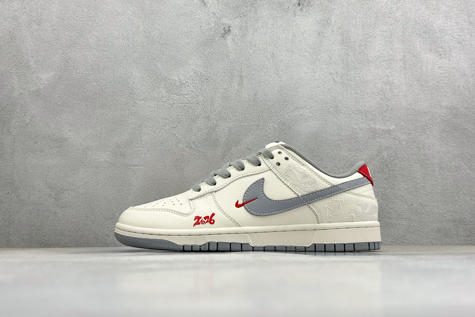 280 Nike SB Dunk Low 马年限定 白灰中国风 高端定制 低帮休闲滑板鞋 FF9989-024-Chinese UA Cheap High Quatity Brand Clothes Bags handbags Sneakers wholesale wholesaler seller from China Factory suppliers Fashion Clothing Shoes best Quality Beautiful Price 280 Nike SB Dunk Low 马年限定 白灰中国风 高端定制 低帮休闲滑板鞋 FF9989-024