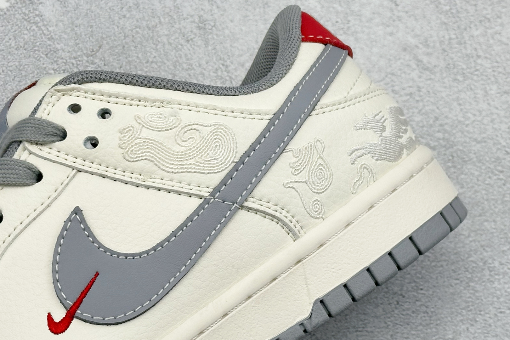 280 Nike SB Dunk Low 马年限定 白灰中国风 高端定制 低帮休闲滑板鞋 FF9989-024-Chinese UA Cheap High Quatity Brand Clothes Bags handbags Sneakers wholesale wholesaler seller from China Factory suppliers Fashion Clothing Shoes best Quality Beautiful Price 280 Nike SB Dunk Low 马年限定 白灰中国风 高端定制 低帮休闲滑板鞋 FF9989-024