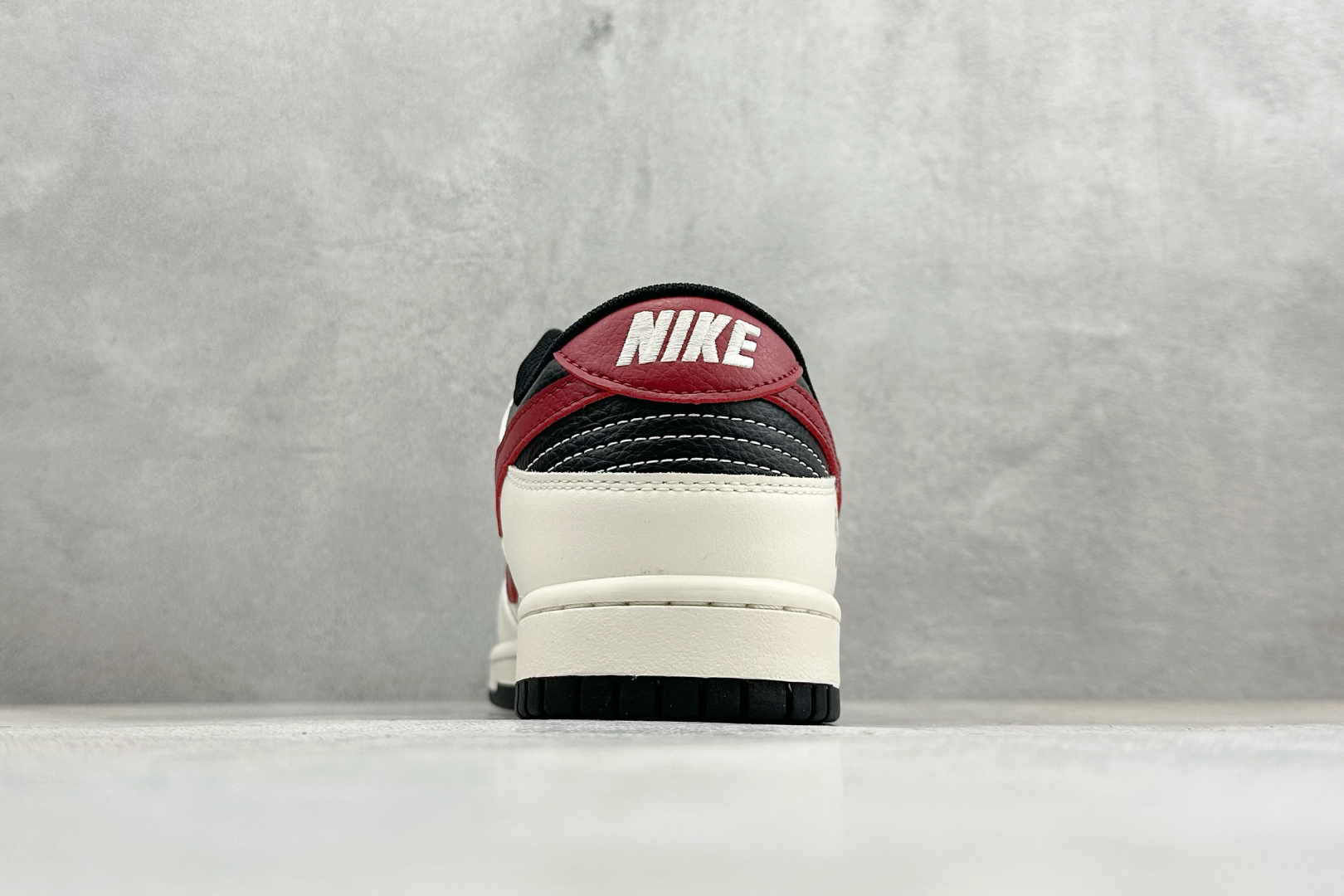 Nike SB Dunk Low“马年联名限定------白黑红三钩” MY9969-905-Top High Quatity Cheap Sneakers Fashion Clothing Clothes Bags handbags Shoes of all Brand wholesale With The best Quality And Beautiful Price from China Factory Chinese suppliers wholesaler seller Nike SB Dunk Low“马年联名限定------白黑红三钩” MY9969-905