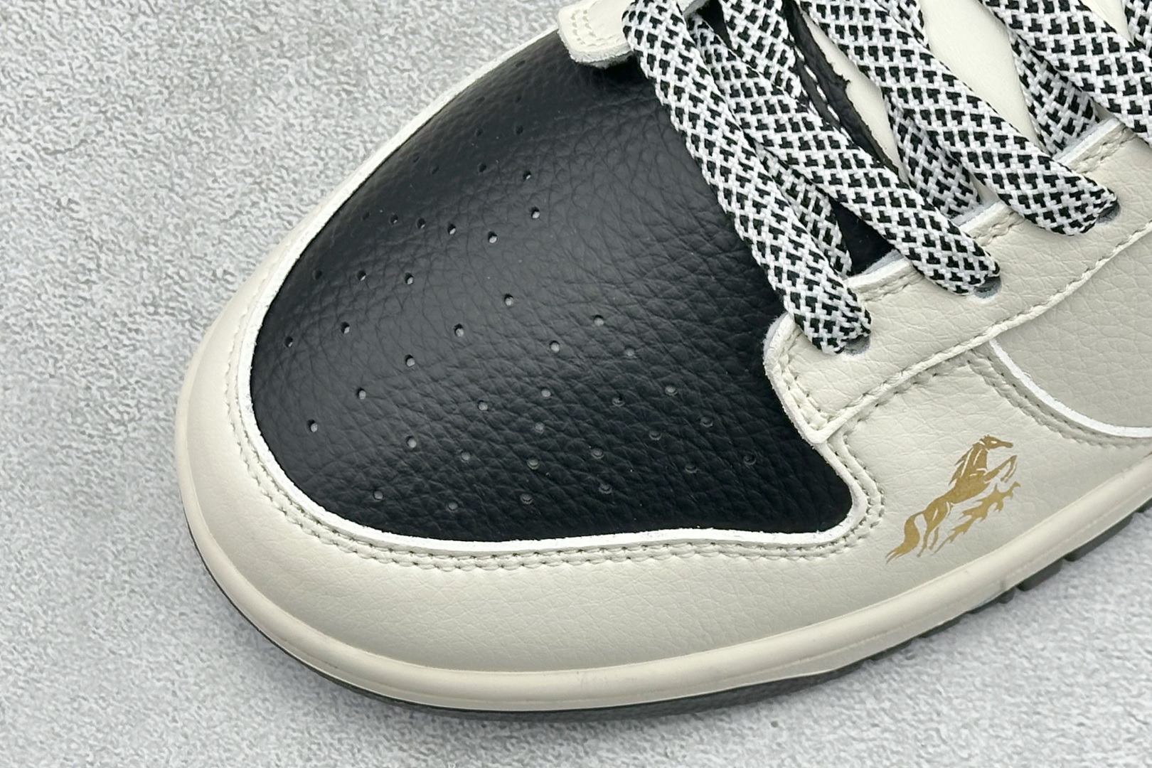 Nike SB Dunk Low“马年联名限定------白黑红三钩” MY9969-905-Top High Quatity Cheap Sneakers Fashion Clothing Clothes Bags handbags Shoes of all Brand wholesale With The best Quality And Beautiful Price from China Factory Chinese suppliers wholesaler seller Nike SB Dunk Low“马年联名限定------白黑红三钩” MY9969-905