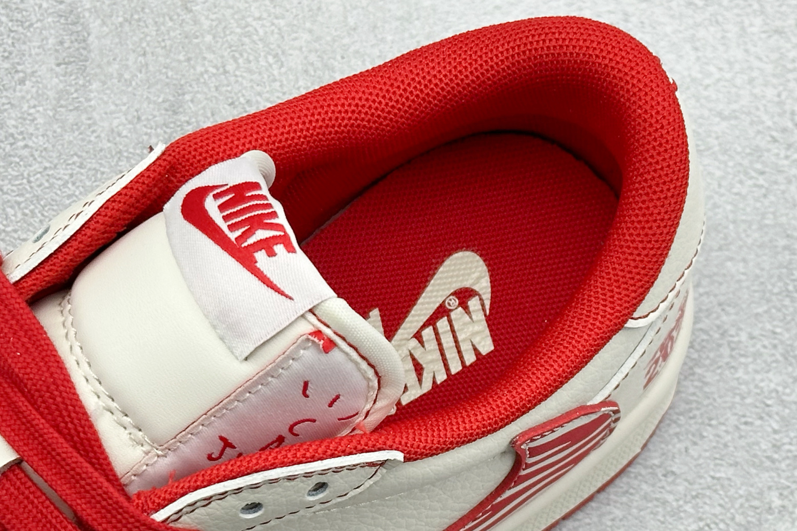 Air Jordan 1 Low AJ1 乔1 马年限定 2026 高端定制 低帮倒钩复古篮球鞋 DX5688-004 Air Jordan 1 Low AJ1 乔1 马年限定 2026 高端定制 低帮倒钩复古篮球鞋 DX5688-004
