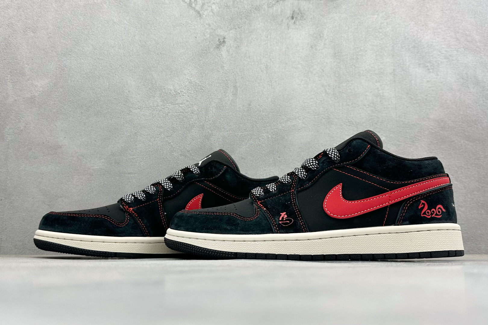 280 Air Jordan 1 Low AJ1 乔1“马年限定联名------黑红”鞋身“2026”与奔马刺绣 DX6259-601-Chinese UA Cheap High Quatity Brand Clothes Bags handbags Sneakers wholesale wholesaler seller from China Factory suppliers Fashion Clothing Shoes best Quality Beautiful Price 280 Air Jordan 1 Low AJ1 乔1“马年限定联名------黑红”鞋身“2026”与奔马刺绣 DX6259-601