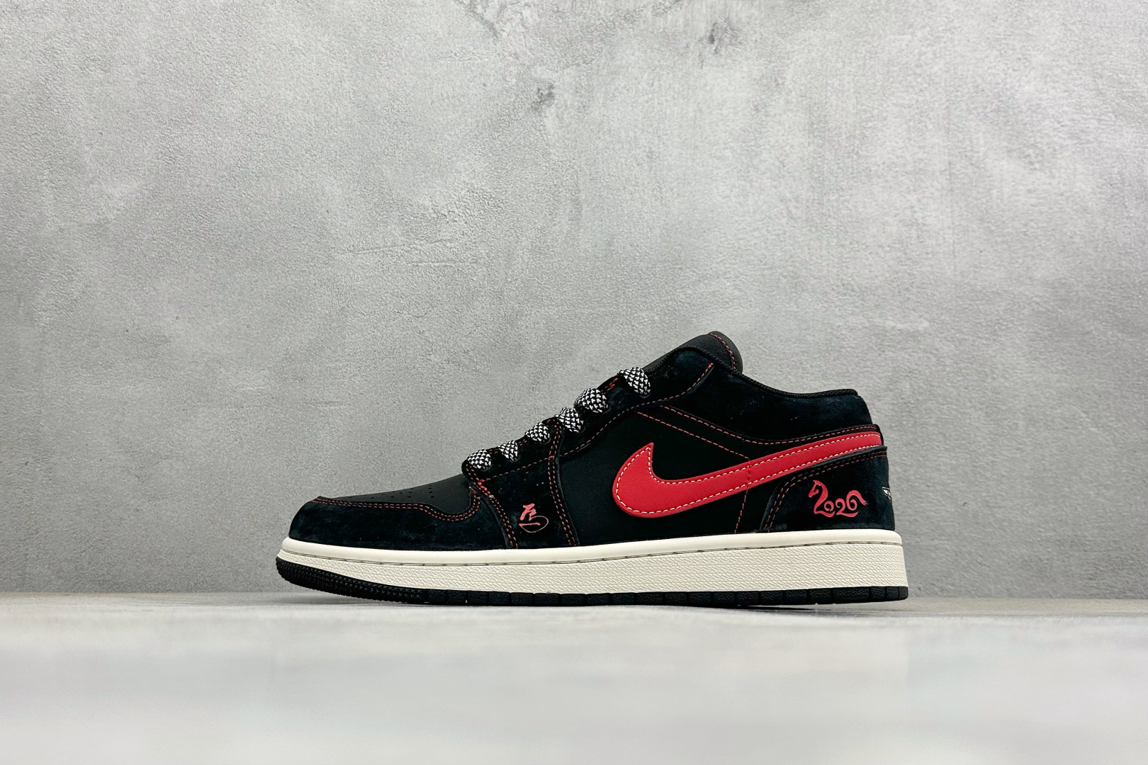 280 Air Jordan 1 Low AJ1 乔1“马年限定联名------黑红”鞋身“2026”与奔马刺绣 DX6259-601-Chinese UA Cheap High Quatity Brand Clothes Bags handbags Sneakers wholesale wholesaler seller from China Factory suppliers Fashion Clothing Shoes best Quality Beautiful Price 280 Air Jordan 1 Low AJ1 乔1“马年限定联名------黑红”鞋身“2026”与奔马刺绣 DX6259-601