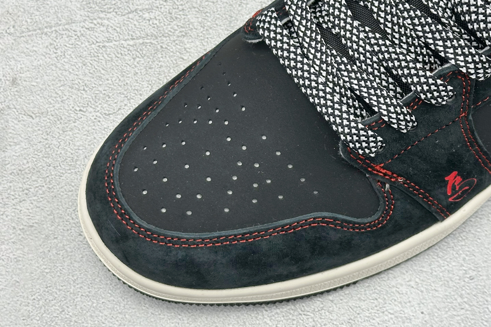 280 Air Jordan 1 Low AJ1 乔1“马年限定联名------黑红”鞋身“2026”与奔马刺绣 DX6259-601-Chinese UA Cheap High Quatity Brand Clothes Bags handbags Sneakers wholesale wholesaler seller from China Factory suppliers Fashion Clothing Shoes best Quality Beautiful Price 280 Air Jordan 1 Low AJ1 乔1“马年限定联名------黑红”鞋身“2026”与奔马刺绣 DX6259-601