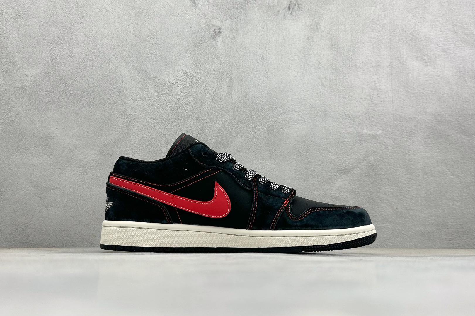 280 Air Jordan 1 Low AJ1 乔1“马年限定联名------黑红”鞋身“2026”与奔马刺绣 DX6259-601-Chinese UA Cheap High Quatity Brand Clothes Bags handbags Sneakers wholesale wholesaler seller from China Factory suppliers Fashion Clothing Shoes best Quality Beautiful Price 280 Air Jordan 1 Low AJ1 乔1“马年限定联名------黑红”鞋身“2026”与奔马刺绣 DX6259-601