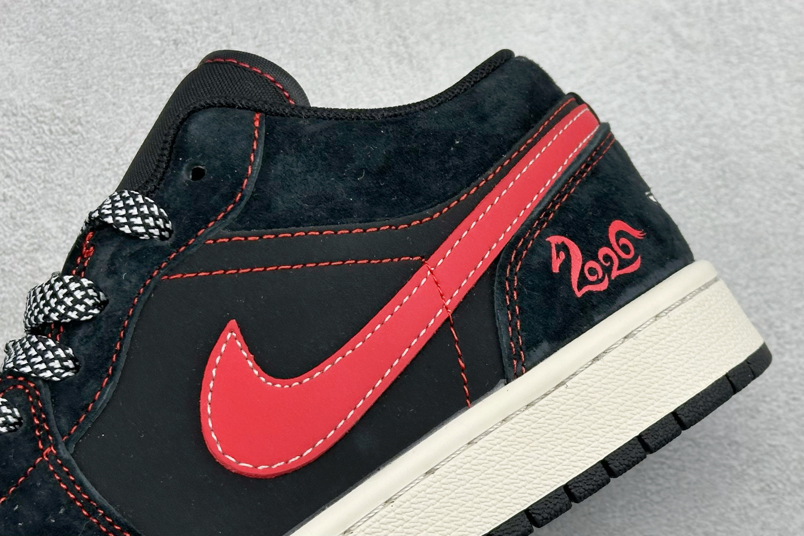 280 Air Jordan 1 Low AJ1 乔1“马年限定联名------黑红”鞋身“2026”与奔马刺绣 DX6259-601-Chinese UA Cheap High Quatity Brand Clothes Bags handbags Sneakers wholesale wholesaler seller from China Factory suppliers Fashion Clothing Shoes best Quality Beautiful Price 280 Air Jordan 1 Low AJ1 乔1“马年限定联名------黑红”鞋身“2026”与奔马刺绣 DX6259-601