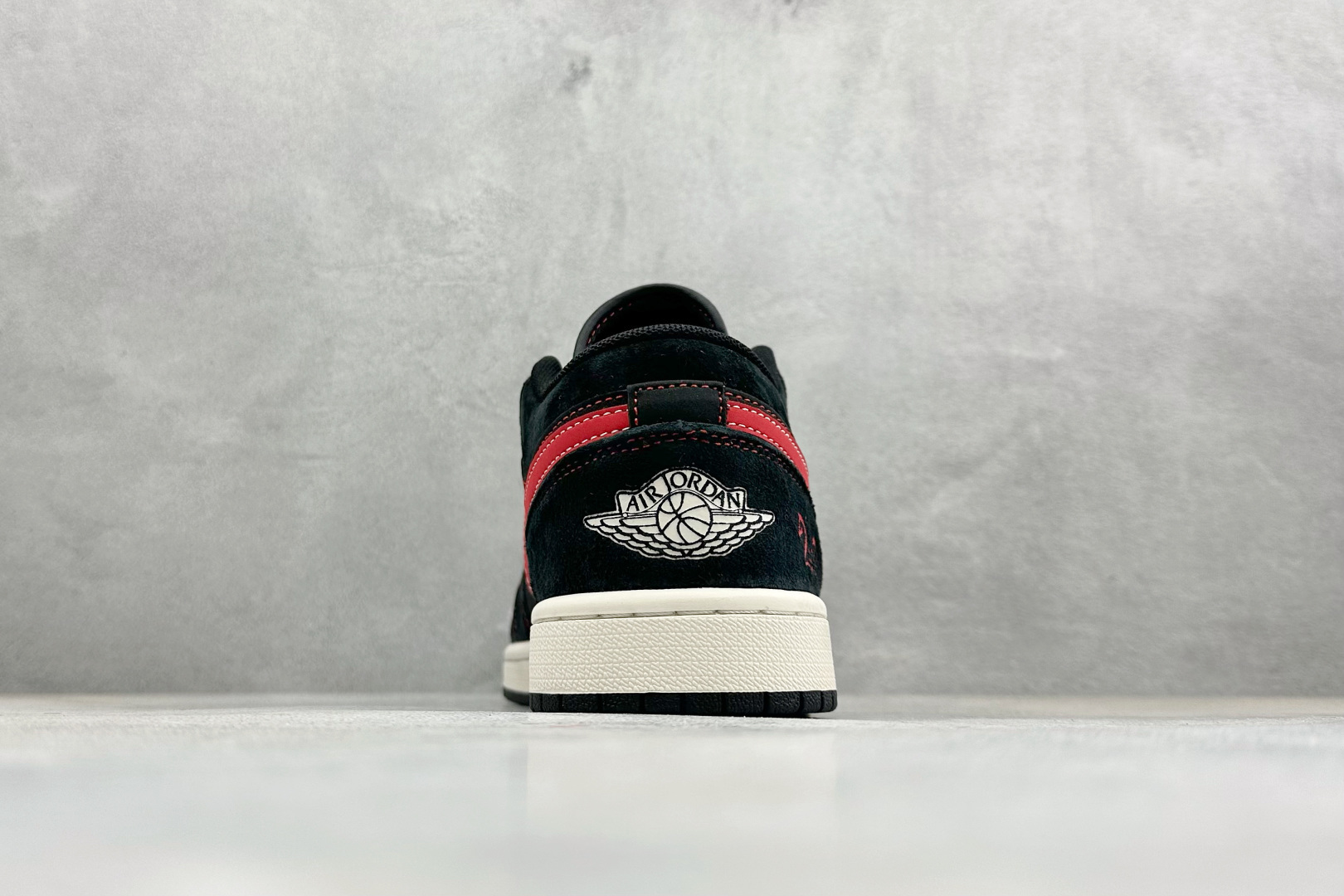 280 Air Jordan 1 Low AJ1 乔1“马年限定联名------黑红”鞋身“2026”与奔马刺绣 DX6259-601-Chinese UA Cheap High Quatity Brand Clothes Bags handbags Sneakers wholesale wholesaler seller from China Factory suppliers Fashion Clothing Shoes best Quality Beautiful Price 280 Air Jordan 1 Low AJ1 乔1“马年限定联名------黑红”鞋身“2026”与奔马刺绣 DX6259-601