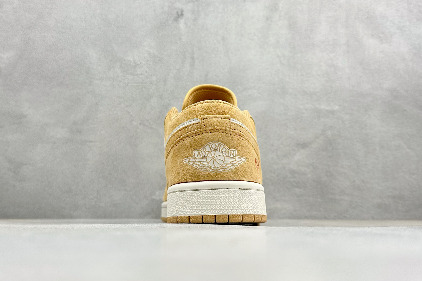Air Jordan 1 Low AJ1 乔1“马年限定联名------金棕麂皮” 鞋身刺绣骏马图腾 DX6259-600 Air Jordan 1 Low AJ1 乔1“马年限定联名------金棕麂皮” 鞋身刺绣骏马图腾 DX6259-600