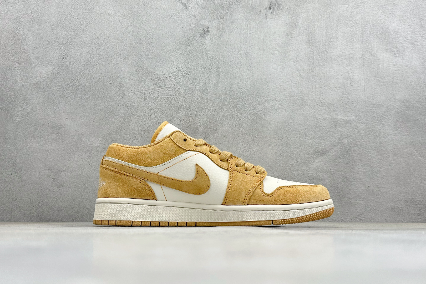 Air Jordan 1 Low AJ1 乔1“马年限定联名------金棕麂皮” 鞋身刺绣骏马图腾 DX6259-600 Air Jordan 1 Low AJ1 乔1“马年限定联名------金棕麂皮” 鞋身刺绣骏马图腾 DX6259-600