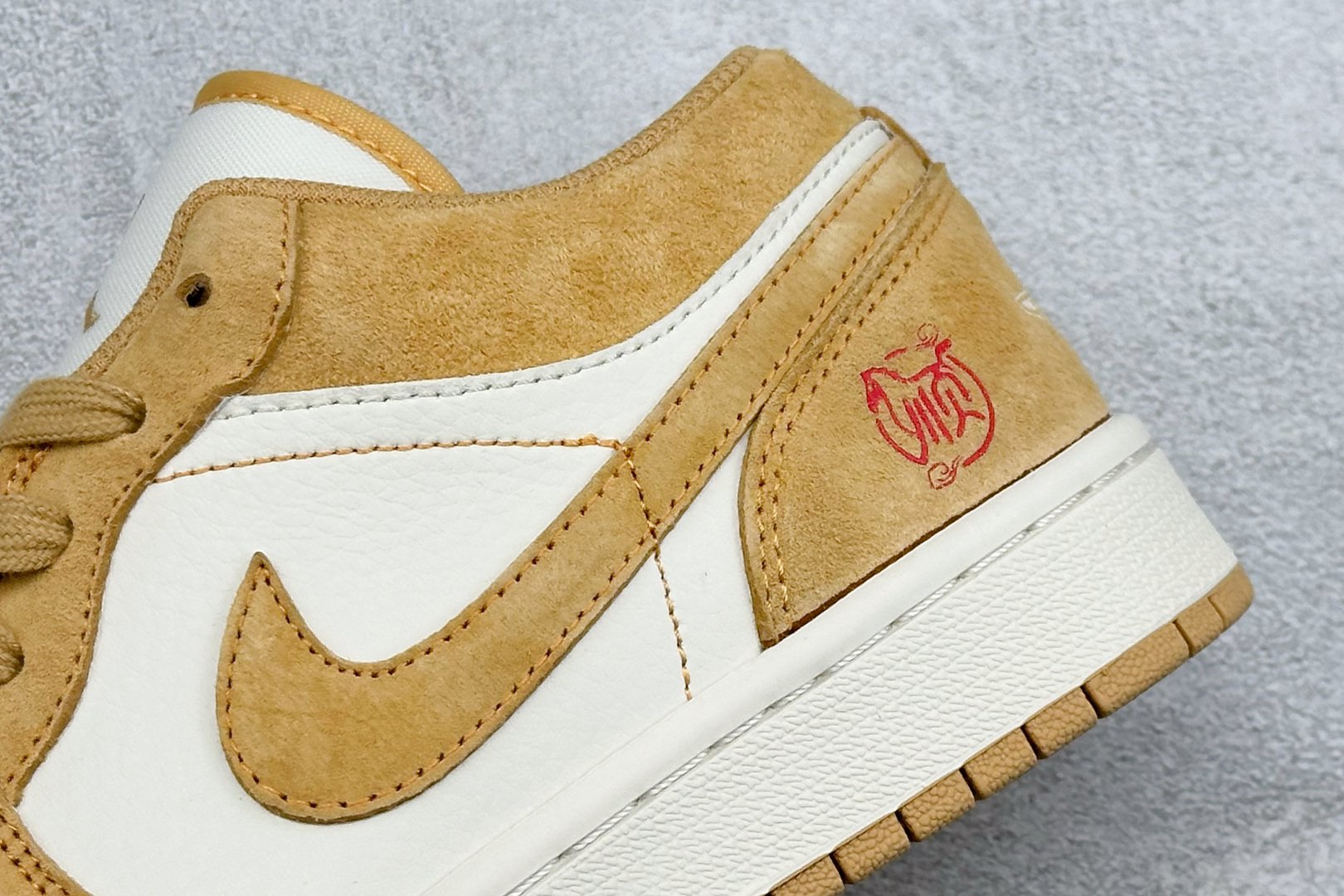 Air Jordan 1 Low AJ1 乔1“马年限定联名------金棕麂皮” 鞋身刺绣骏马图腾 DX6259-600 Air Jordan 1 Low AJ1 乔1“马年限定联名------金棕麂皮” 鞋身刺绣骏马图腾 DX6259-600