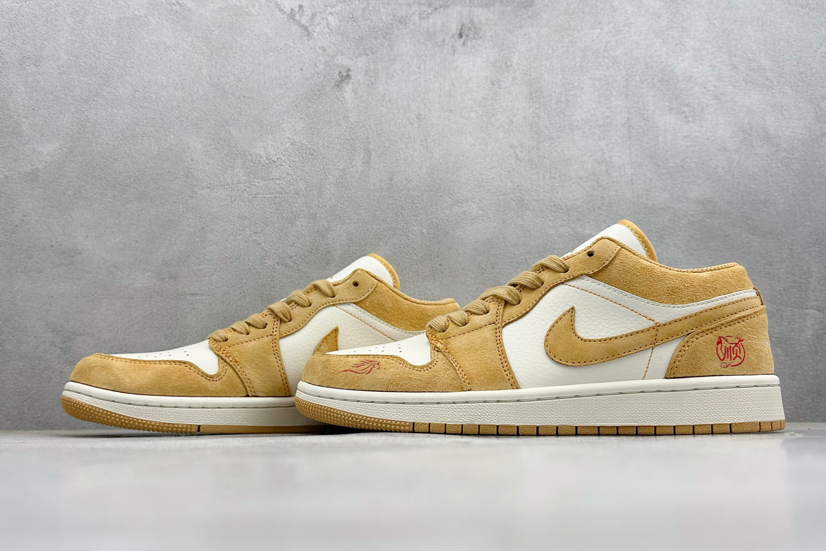 Air Jordan 1 Low AJ1 乔1“马年限定联名------金棕麂皮” 鞋身刺绣骏马图腾 DX6259-600 Air Jordan 1 Low AJ1 乔1“马年限定联名------金棕麂皮” 鞋身刺绣骏马图腾 DX6259-600