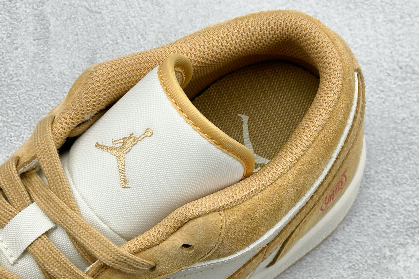Air Jordan 1 Low AJ1 乔1“马年限定联名------金棕麂皮” 鞋身刺绣骏马图腾 DX6259-600 Air Jordan 1 Low AJ1 乔1“马年限定联名------金棕麂皮” 鞋身刺绣骏马图腾 DX6259-600