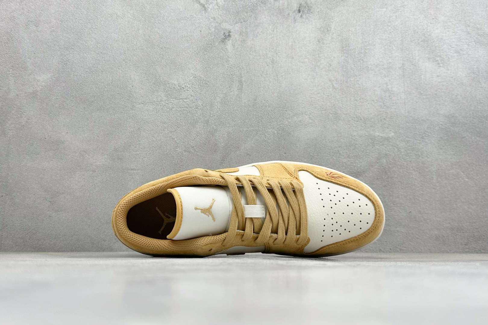 Air Jordan 1 Low AJ1 乔1“马年限定联名------金棕麂皮” 鞋身刺绣骏马图腾 DX6259-600 Air Jordan 1 Low AJ1 乔1“马年限定联名------金棕麂皮” 鞋身刺绣骏马图腾 DX6259-600