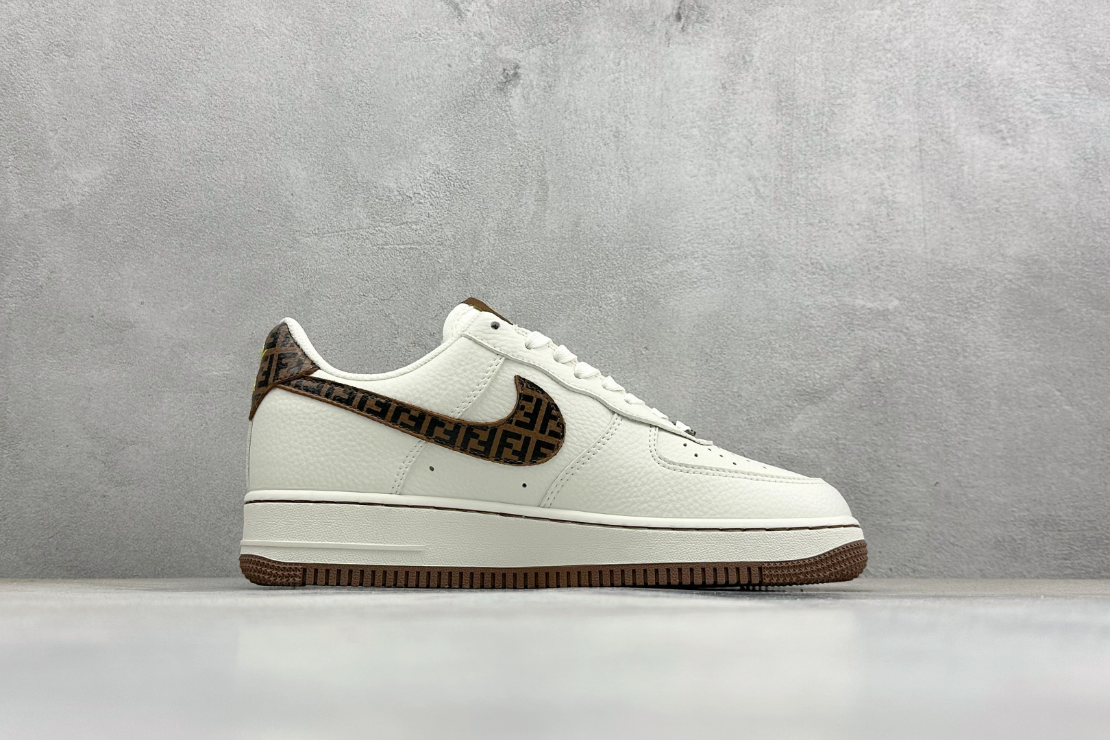 SC版NIke Air Force 1 '07 Low “芬迪联名--米棕老花” 空军一号低帮 运动鞋 XY9025-019-Top High Quatity Cheap Sneakers Fashion Clothing Clothes Bags handbags Shoes of all Brand wholesale With The best Quality And Beautiful Price from China Factory Chinese suppliers wholesaler seller SC版NIke Air Force 1 '07 Low “芬迪联名--米棕老花” 空军一号低帮 运动鞋 XY9025-019