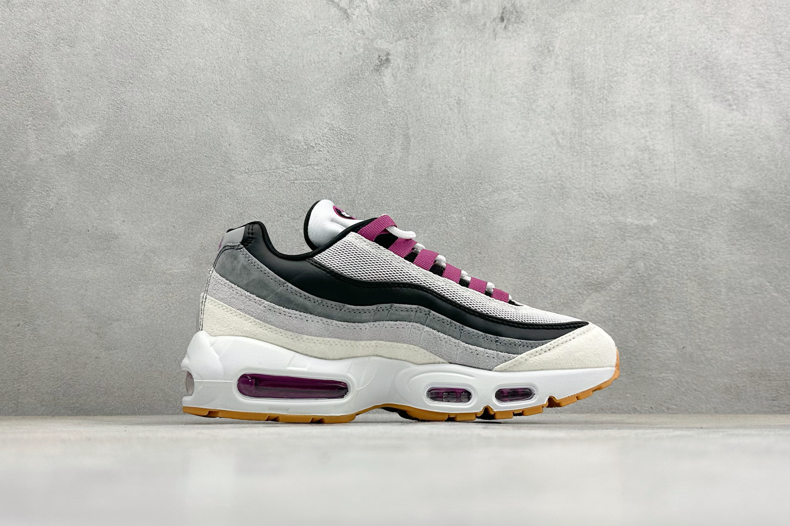 NIKE Air Max 95 复古单品 潮流百搭 气垫缓震慢跑鞋 HF7545-100 NIKE Air Max 95 复古单品 潮流百搭 气垫缓震慢跑鞋 HF7545-100