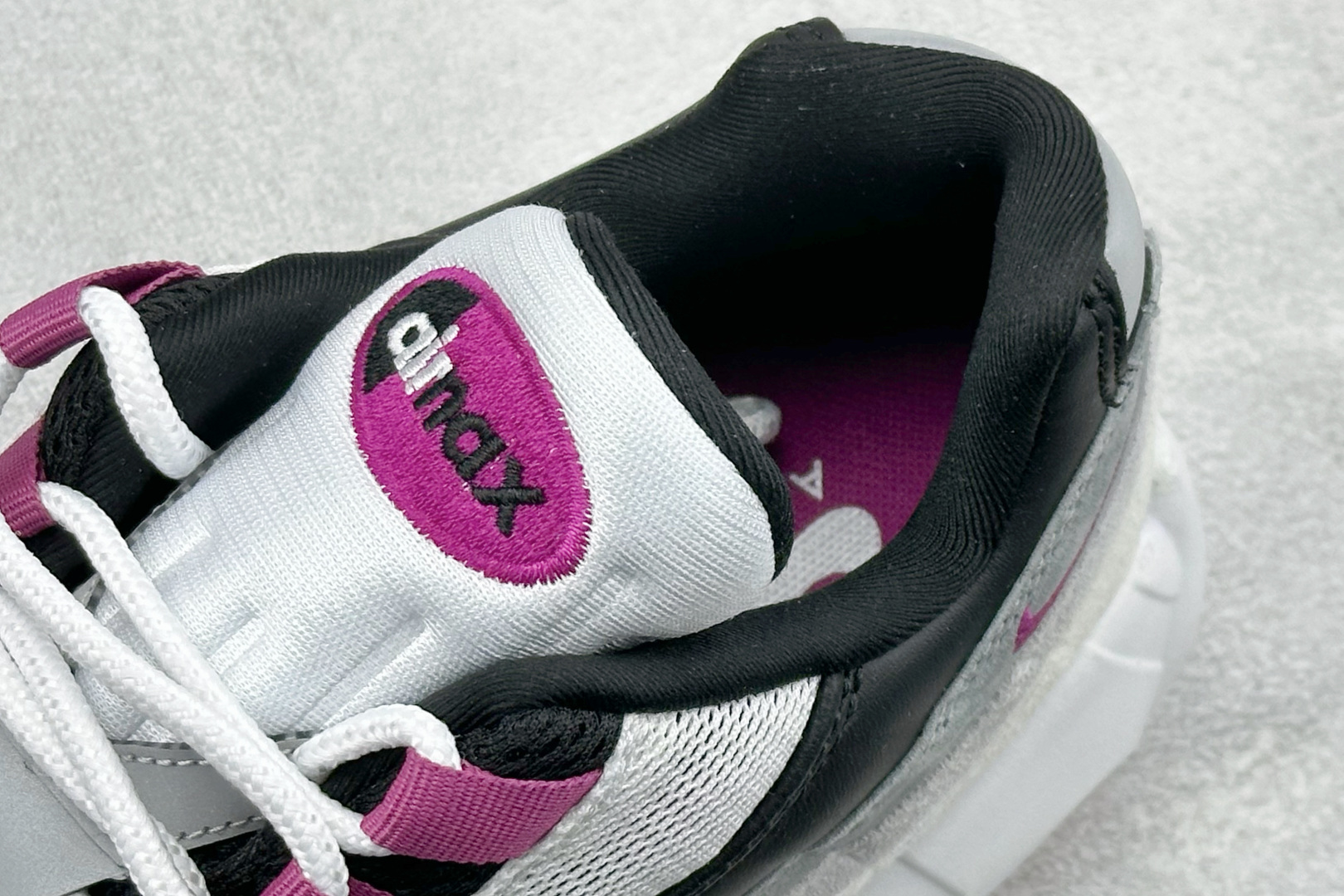 NIKE Air Max 95 复古单品 潮流百搭 气垫缓震慢跑鞋 HF7545-100 NIKE Air Max 95 复古单品 潮流百搭 气垫缓震慢跑鞋 HF7545-100