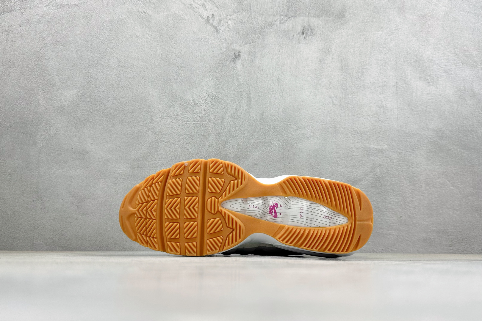 NIKE Air Max 95 复古单品 潮流百搭 气垫缓震慢跑鞋 HF7545-100 NIKE Air Max 95 复古单品 潮流百搭 气垫缓震慢跑鞋 HF7545-100