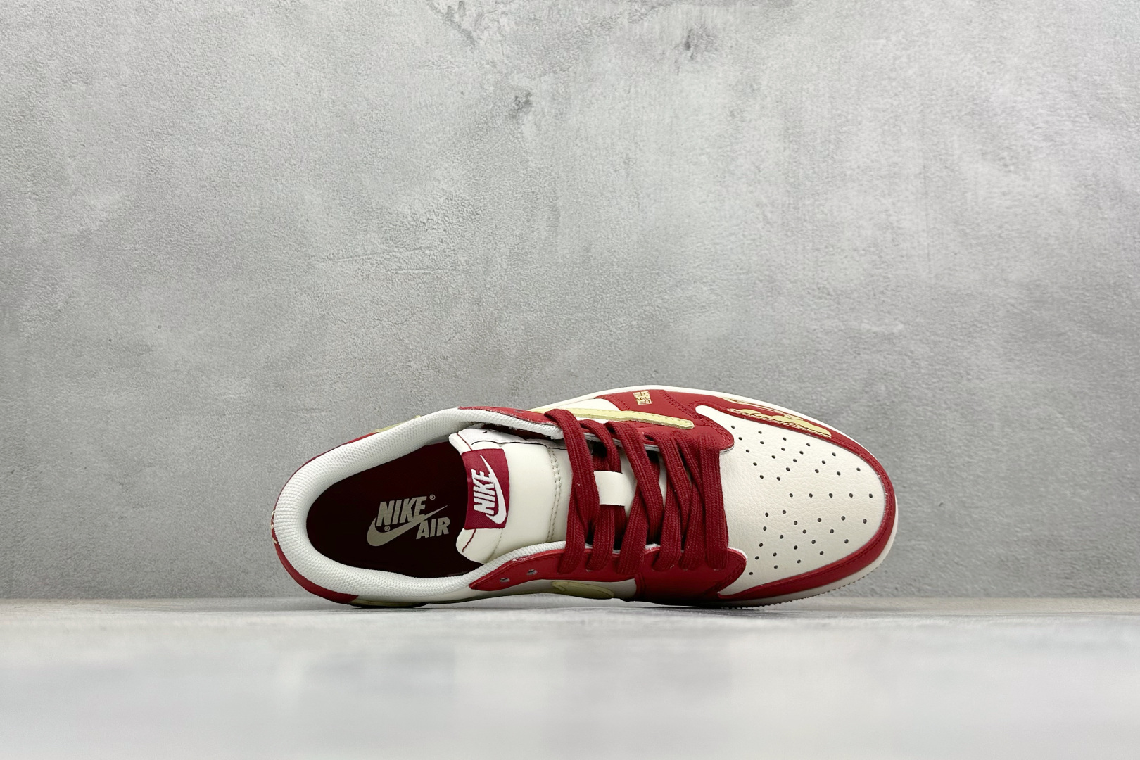 Air Jordan 1 Low AJ1 乔1 马年限定 高端定制 低帮倒钩复古篮球鞋 MZ9588-827-Top High Quatity Cheap Sneakers Fashion Clothing Clothes Bags handbags Shoes of all Brand wholesale With The best Quality And Beautiful Price from China Factory Chinese suppliers wholesaler seller Air Jordan 1 Low AJ1 乔1 马年限定 高端定制 低帮倒钩复古篮球鞋 MZ9588-827