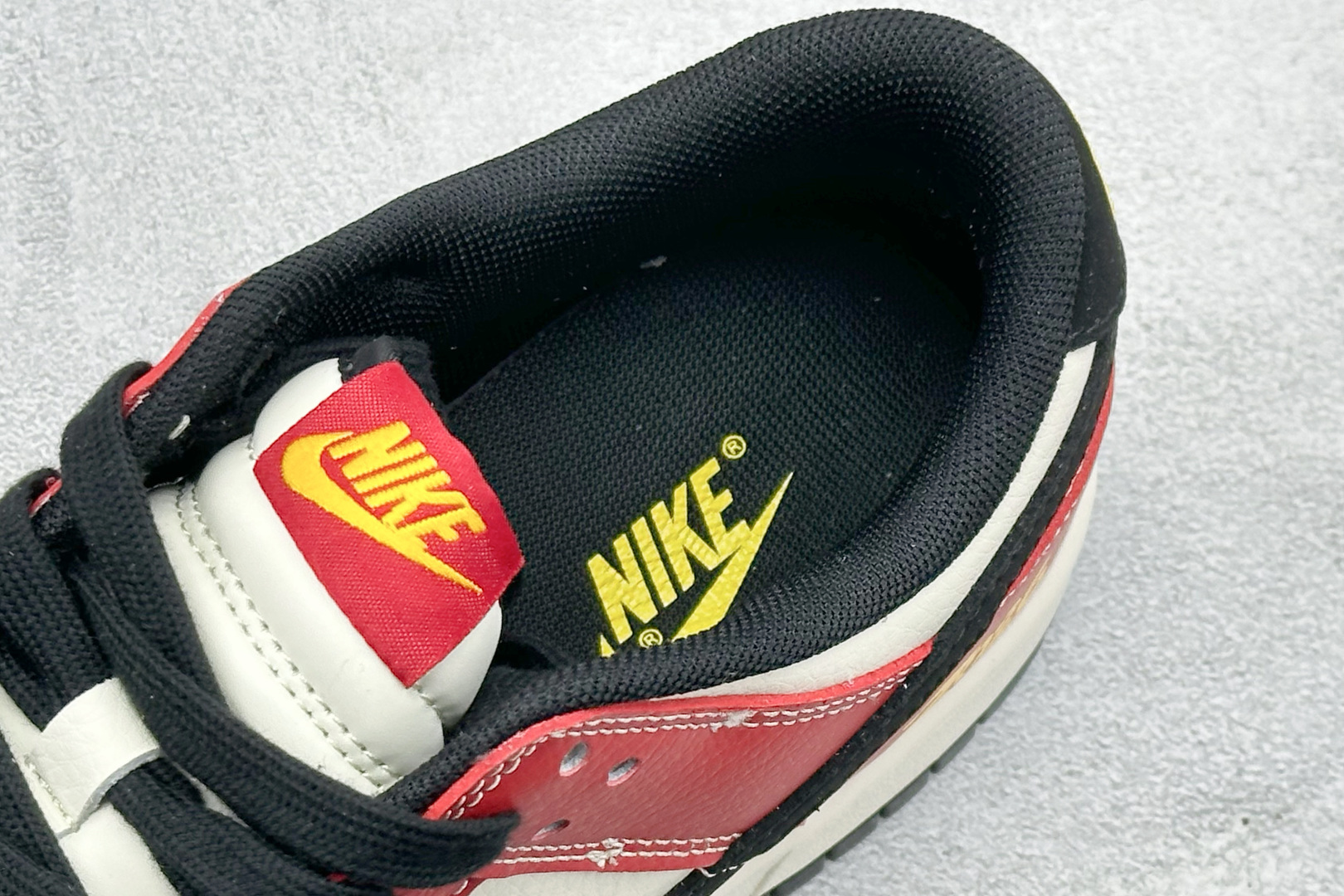 Nike SB Dunk Low 马年限定 米黑红撞色 高端定制 低帮休闲滑板鞋 QW5288-102 Nike SB Dunk Low 马年限定 米黑红撞色 高端定制 低帮休闲滑板鞋 QW5288-102