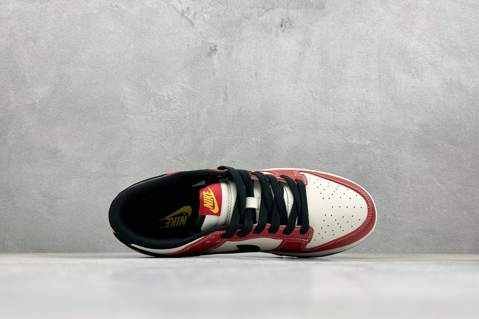 Nike SB Dunk Low 马年限定 米黑红撞色 高端定制 低帮休闲滑板鞋 QW5288-102 Nike SB Dunk Low 马年限定 米黑红撞色 高端定制 低帮休闲滑板鞋 QW5288-102