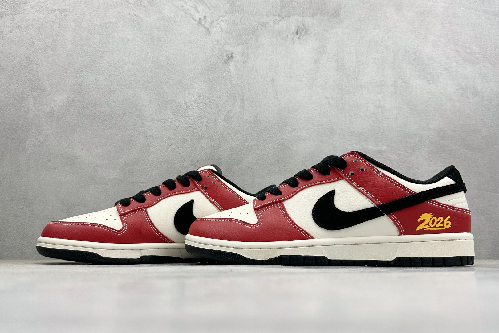 Nike SB Dunk Low 马年限定 米黑红撞色 高端定制 低帮休闲滑板鞋 QW5288-102 Nike SB Dunk Low 马年限定 米黑红撞色 高端定制 低帮休闲滑板鞋 QW5288-102