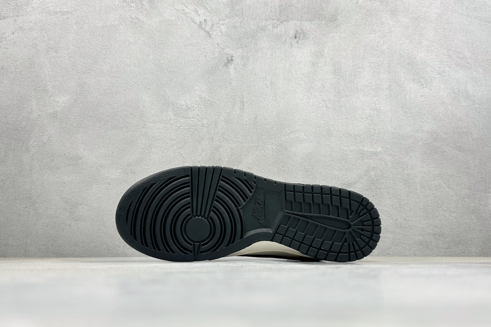Nike SB Dunk Low 马年限定 米黑红撞色 高端定制 低帮休闲滑板鞋 QW5288-102 Nike SB Dunk Low 马年限定 米黑红撞色 高端定制 低帮休闲滑板鞋 QW5288-102