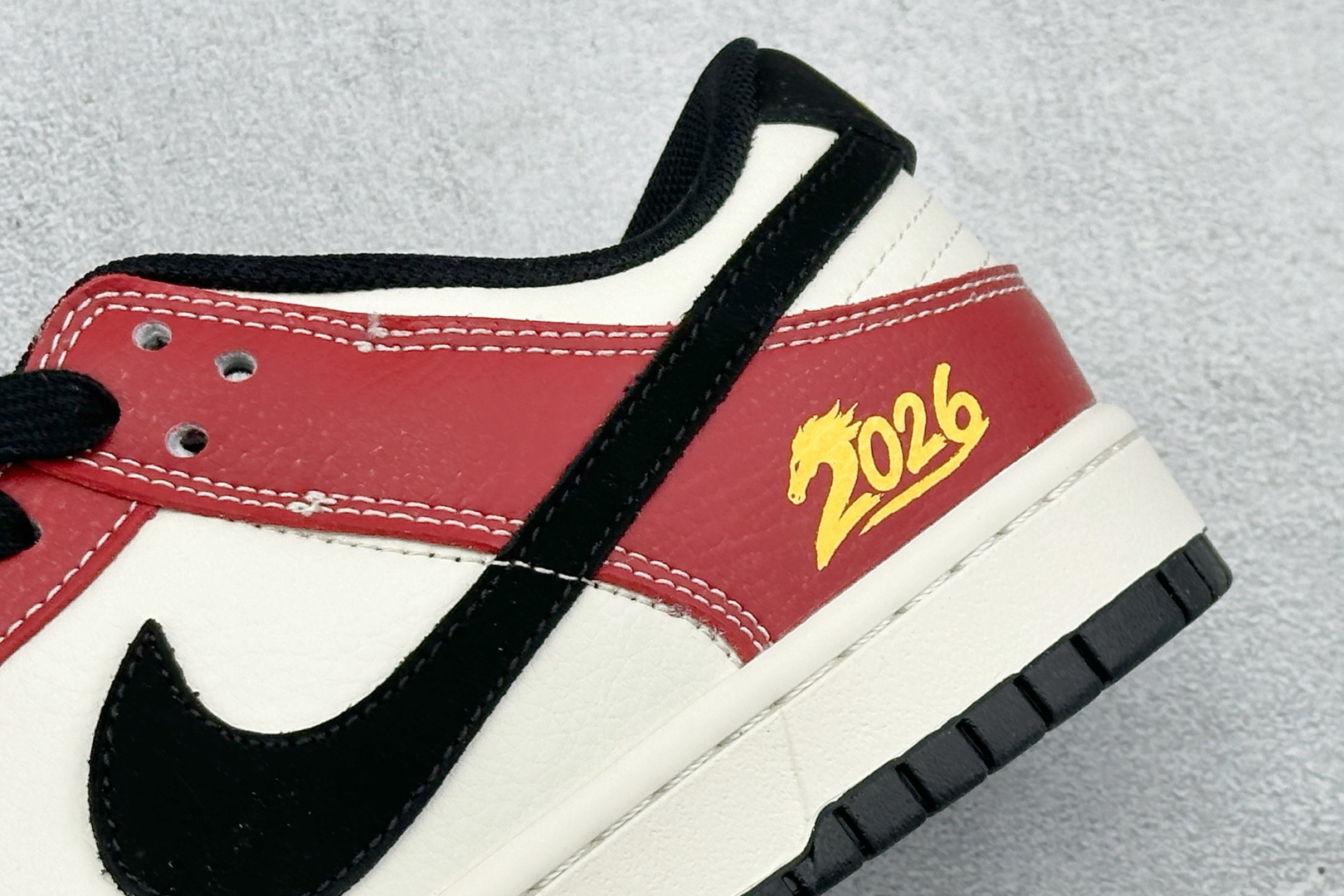 Nike SB Dunk Low 马年限定 米黑红撞色 高端定制 低帮休闲滑板鞋 QW5288-102 Nike SB Dunk Low 马年限定 米黑红撞色 高端定制 低帮休闲滑板鞋 QW5288-102