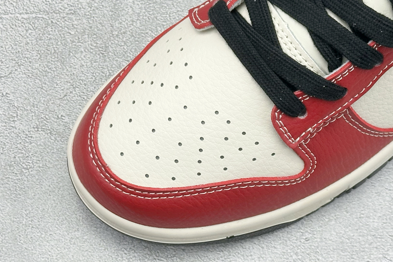 Nike SB Dunk Low 马年限定 米黑红撞色 高端定制 低帮休闲滑板鞋 QW5288-102 Nike SB Dunk Low 马年限定 米黑红撞色 高端定制 低帮休闲滑板鞋 QW5288-102