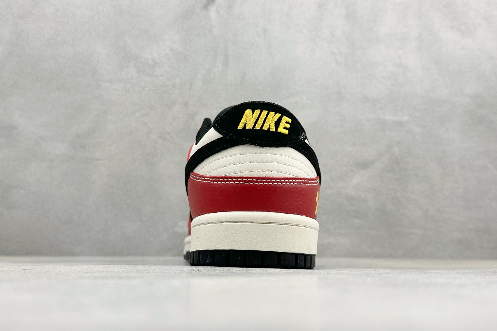 Nike SB Dunk Low 马年限定 米黑红撞色 高端定制 低帮休闲滑板鞋 QW5288-102 Nike SB Dunk Low 马年限定 米黑红撞色 高端定制 低帮休闲滑板鞋 QW5288-102