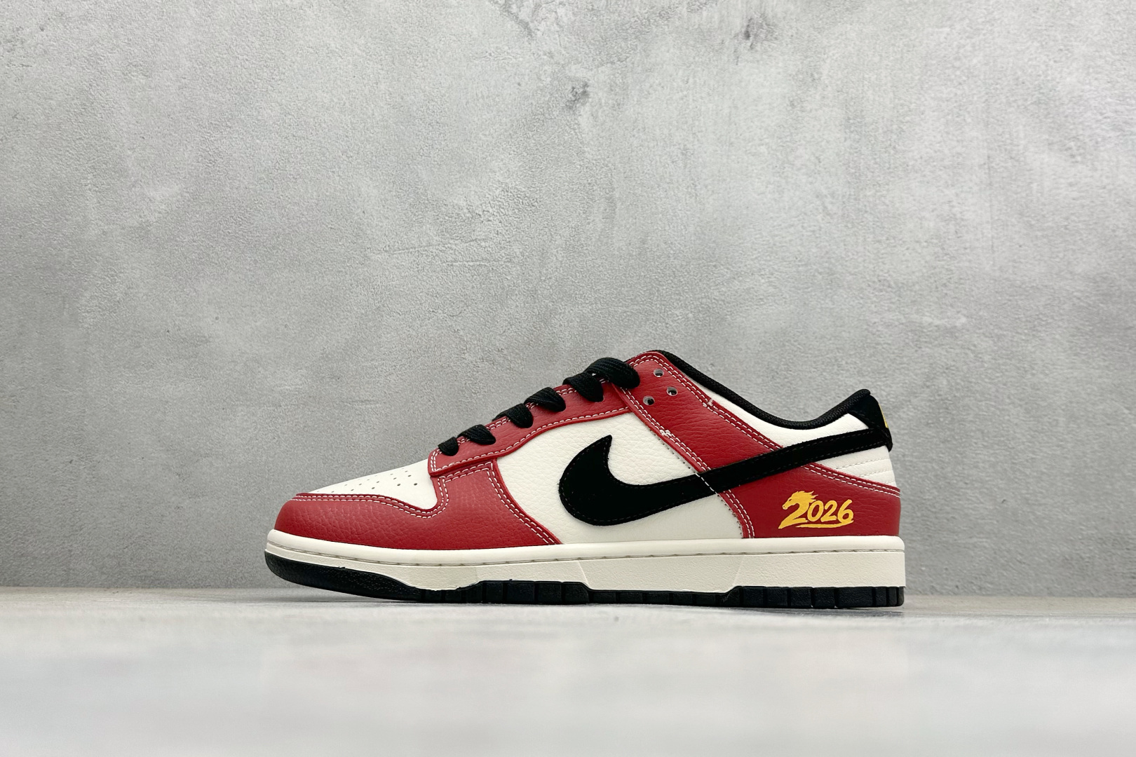 Nike SB Dunk Low 马年限定 米黑红撞色 高端定制 低帮休闲滑板鞋 QW5288-102 Nike SB Dunk Low 马年限定 米黑红撞色 高端定制 低帮休闲滑板鞋 QW5288-102