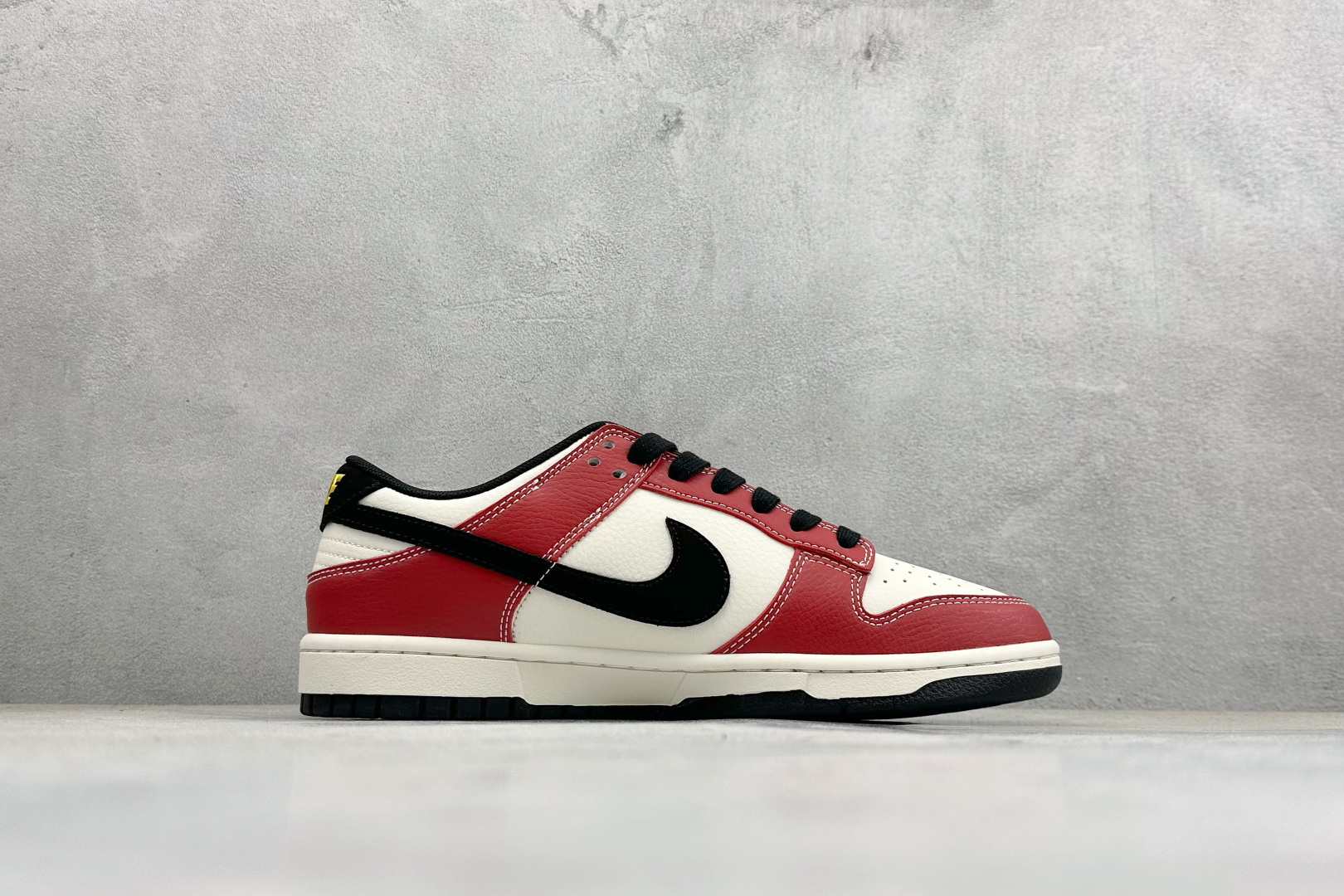 Nike SB Dunk Low 马年限定 米黑红撞色 高端定制 低帮休闲滑板鞋 QW5288-102 Nike SB Dunk Low 马年限定 米黑红撞色 高端定制 低帮休闲滑板鞋 QW5288-102