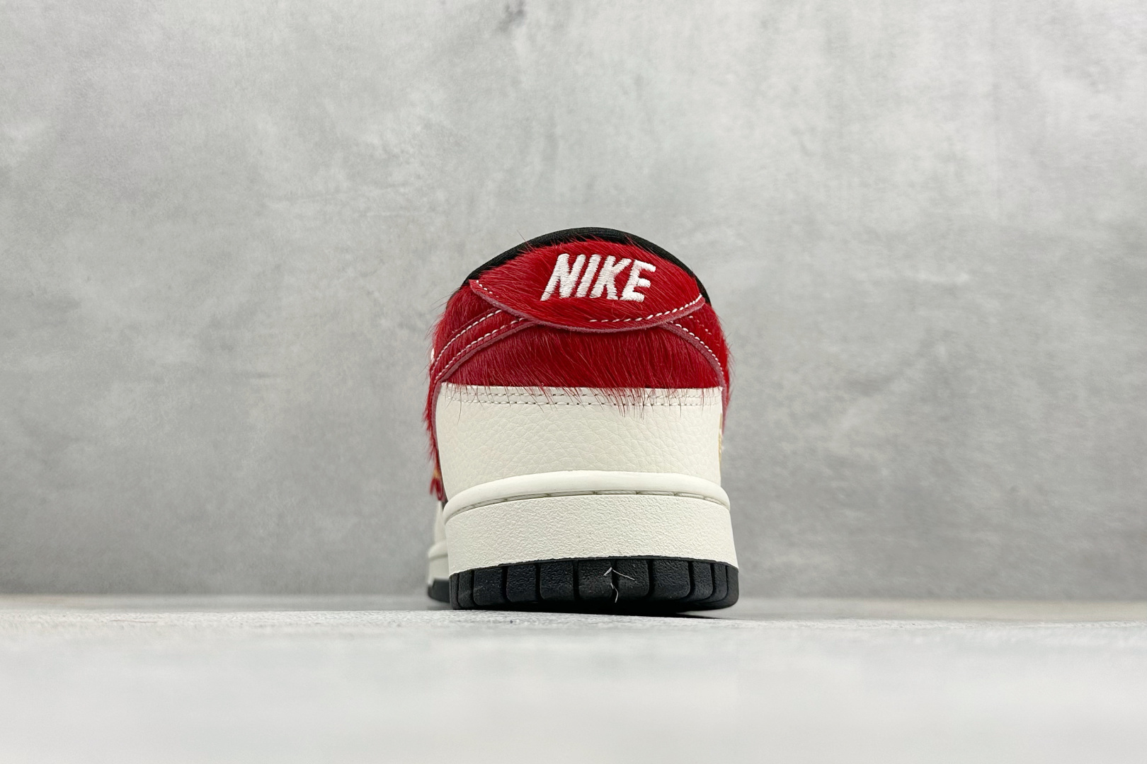 300 Nike SB Dunk Low 马年联名 白金红马毛 高端定制 低帮休闲滑板鞋 DS6608-019