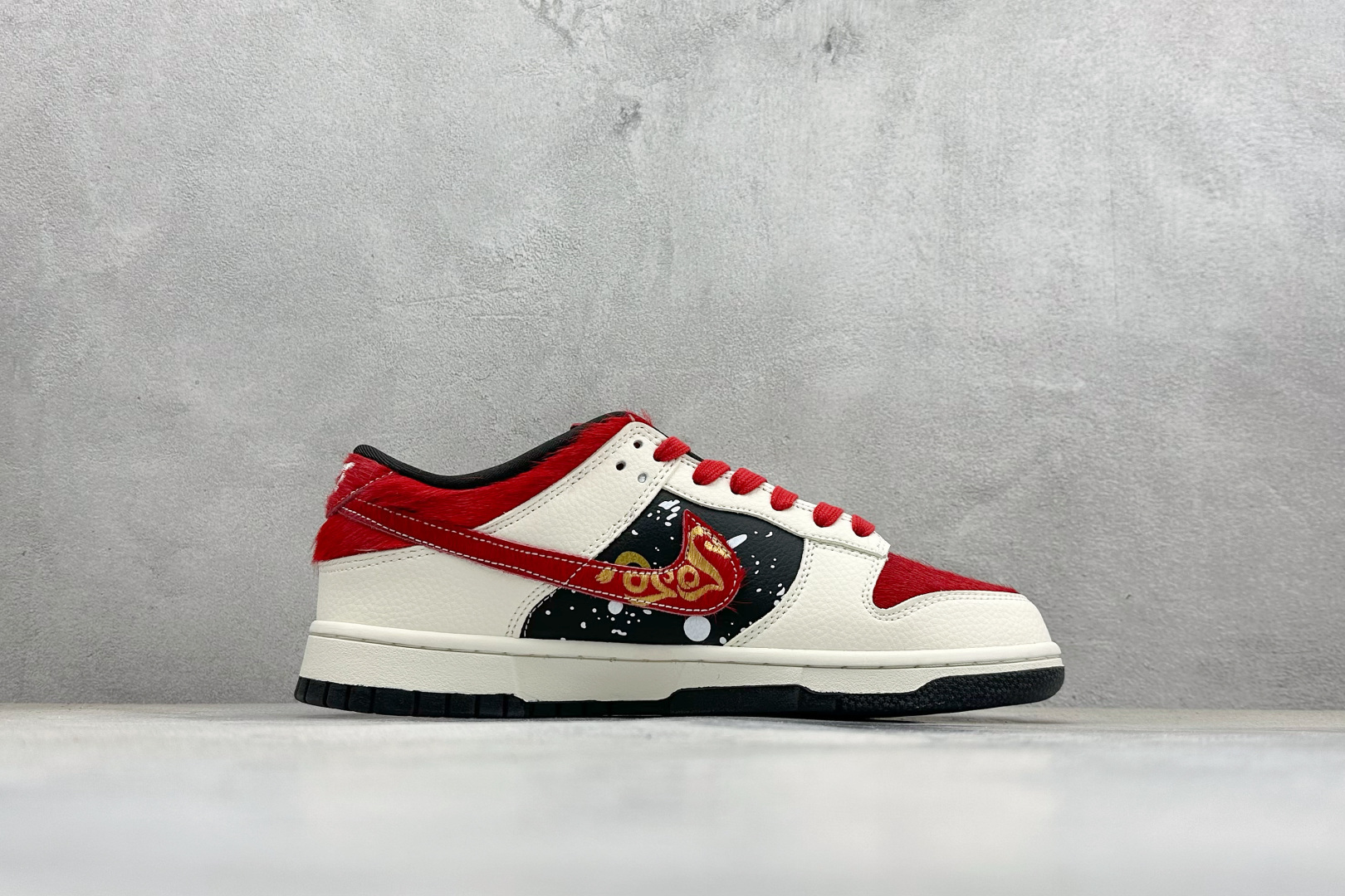 300 Nike SB Dunk Low 马年联名 白金红马毛 高端定制 低帮休闲滑板鞋 DS6608-019