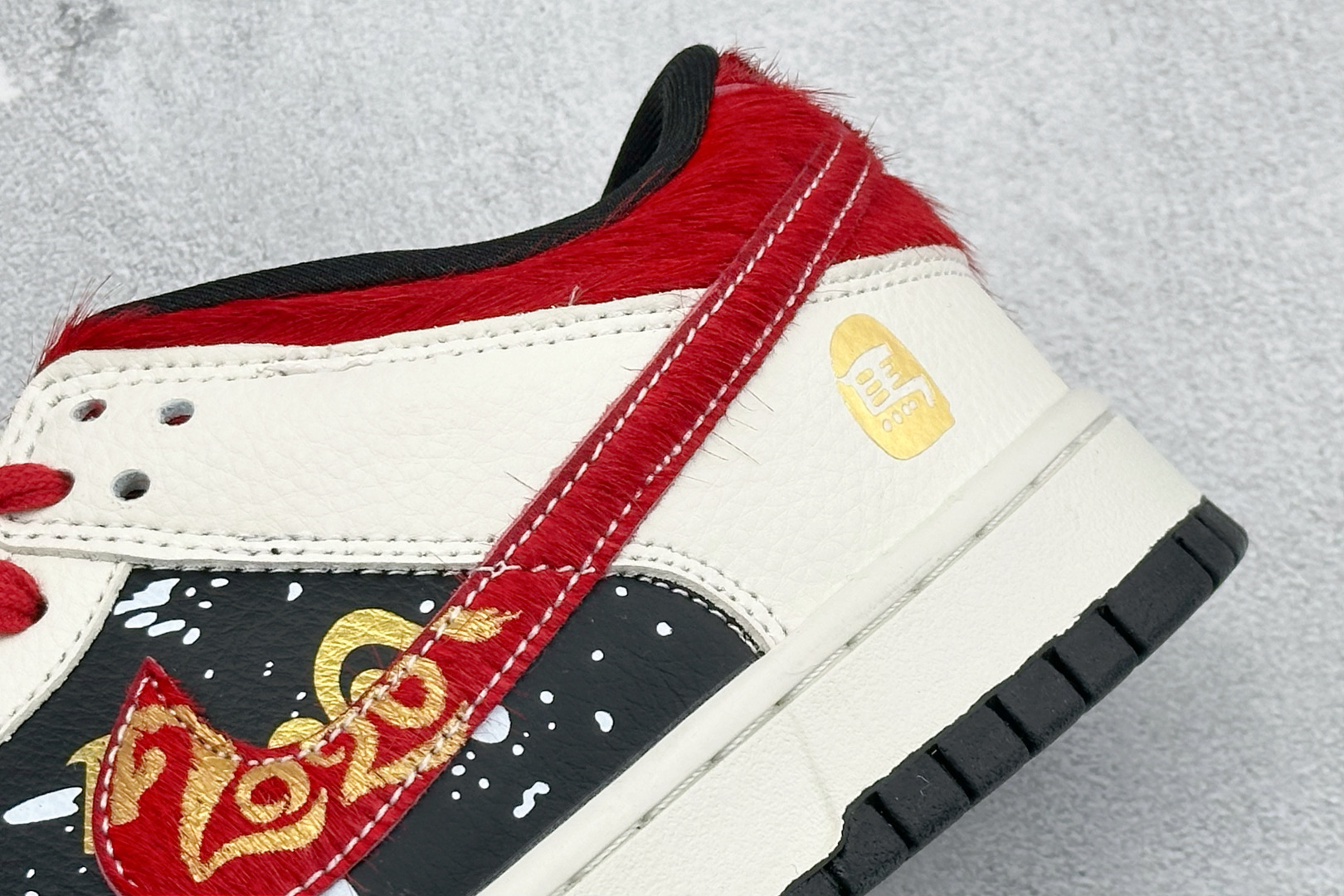 300 Nike SB Dunk Low 马年联名 白金红马毛 高端定制 低帮休闲滑板鞋 DS6608-019