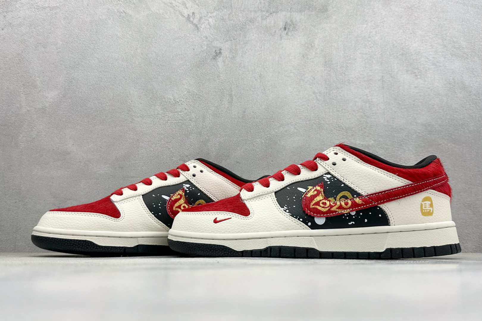 300 Nike SB Dunk Low 马年联名 白金红马毛 高端定制 低帮休闲滑板鞋 DS6608-019