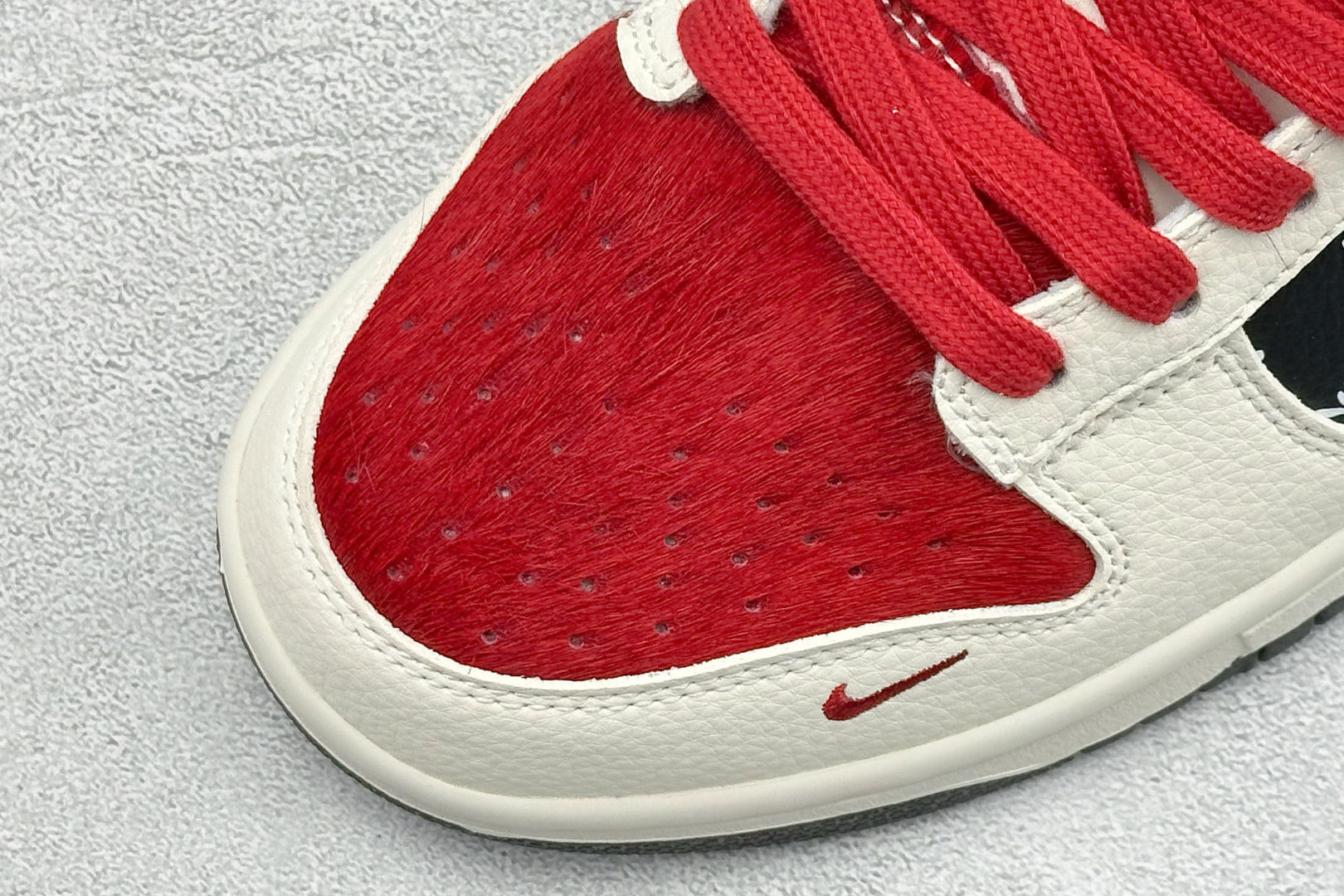 300 Nike SB Dunk Low 马年联名 白金红马毛 高端定制 低帮休闲滑板鞋 DS6608-019