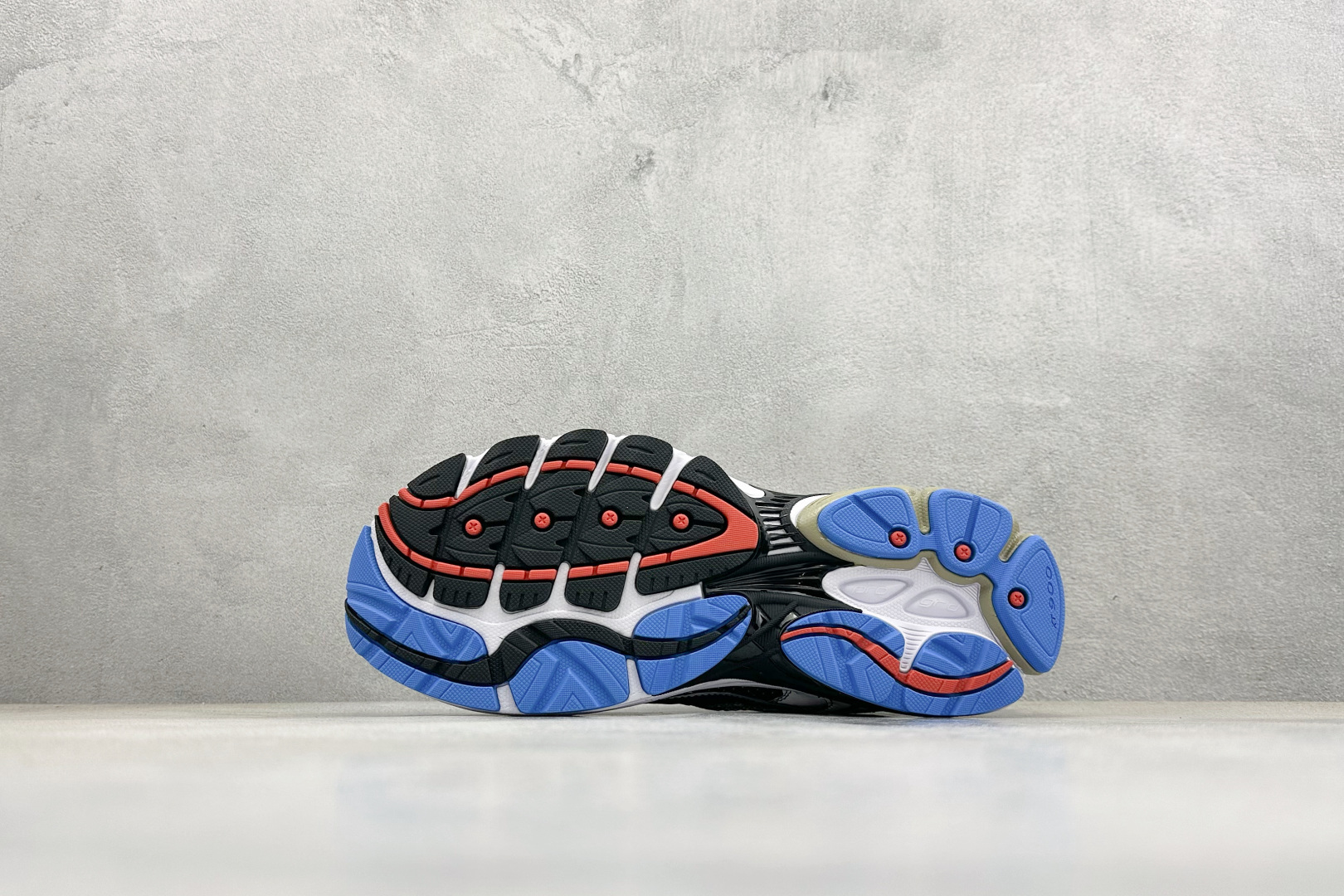 300 Saucony索康尼 Pro Grid Omni 9 全擎9 舒适柔软跑步鞋 S70907-1