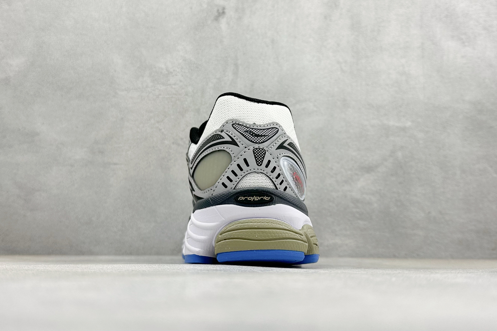 300 Saucony索康尼 Pro Grid Omni 9 全擎9 舒适柔软跑步鞋 S70907-1