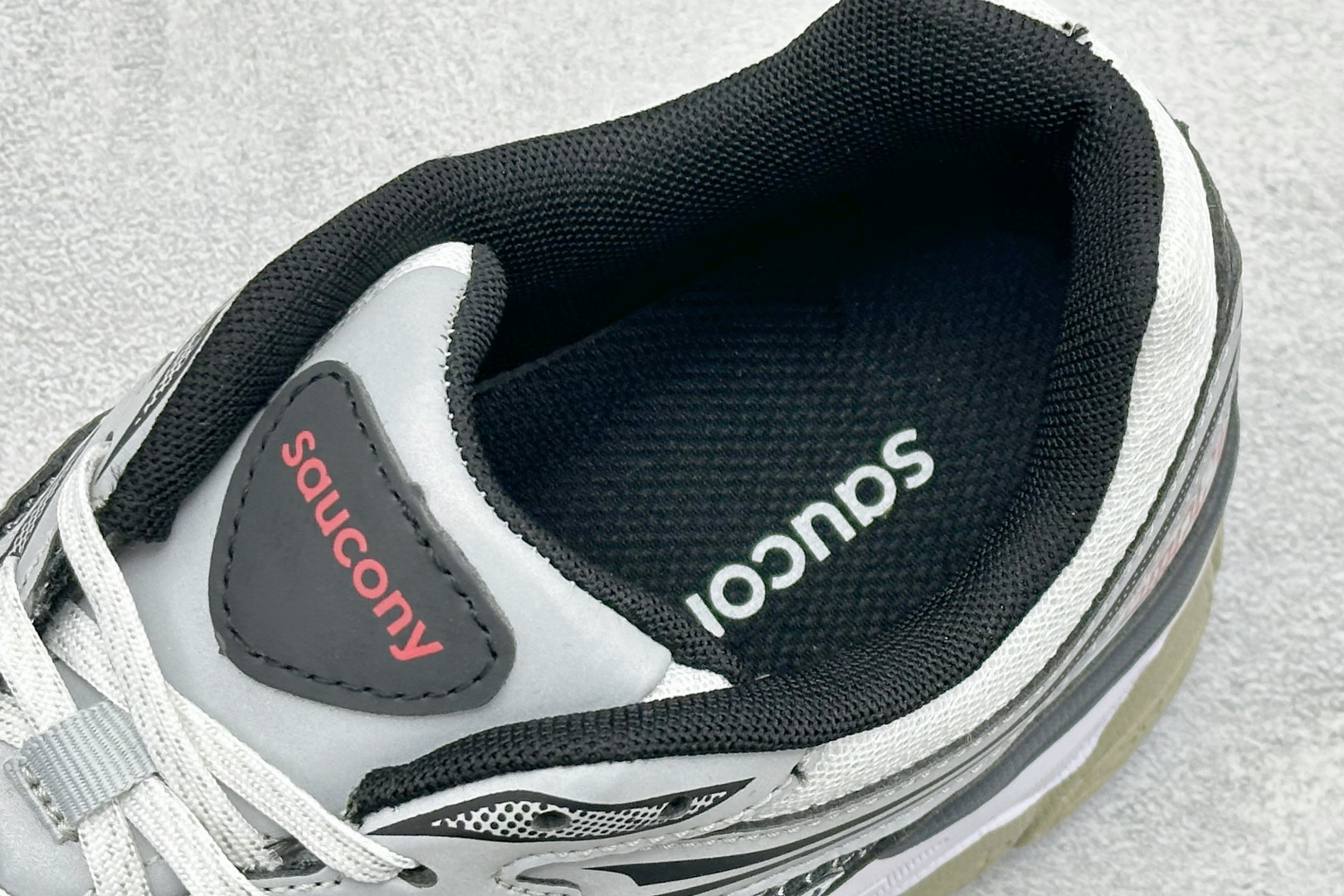 300 Saucony索康尼 Pro Grid Omni 9 全擎9 舒适柔软跑步鞋 S70907-1